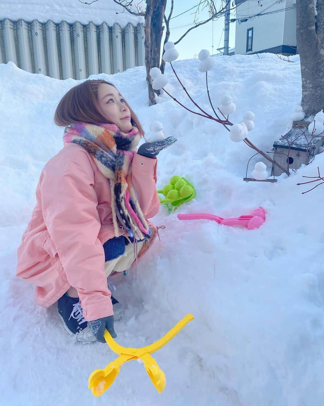 水嶋ひかるのインスタグラム：「雪はもぉほとんどなかった☃️ 3週間前の雪遊び🐥❄️ . . #北海道 #恵庭 #雪遊び #ひかぴんく #かまいい #ありまとう #ひかぷぅ語 #今日は何の日 #ホワイトデー」