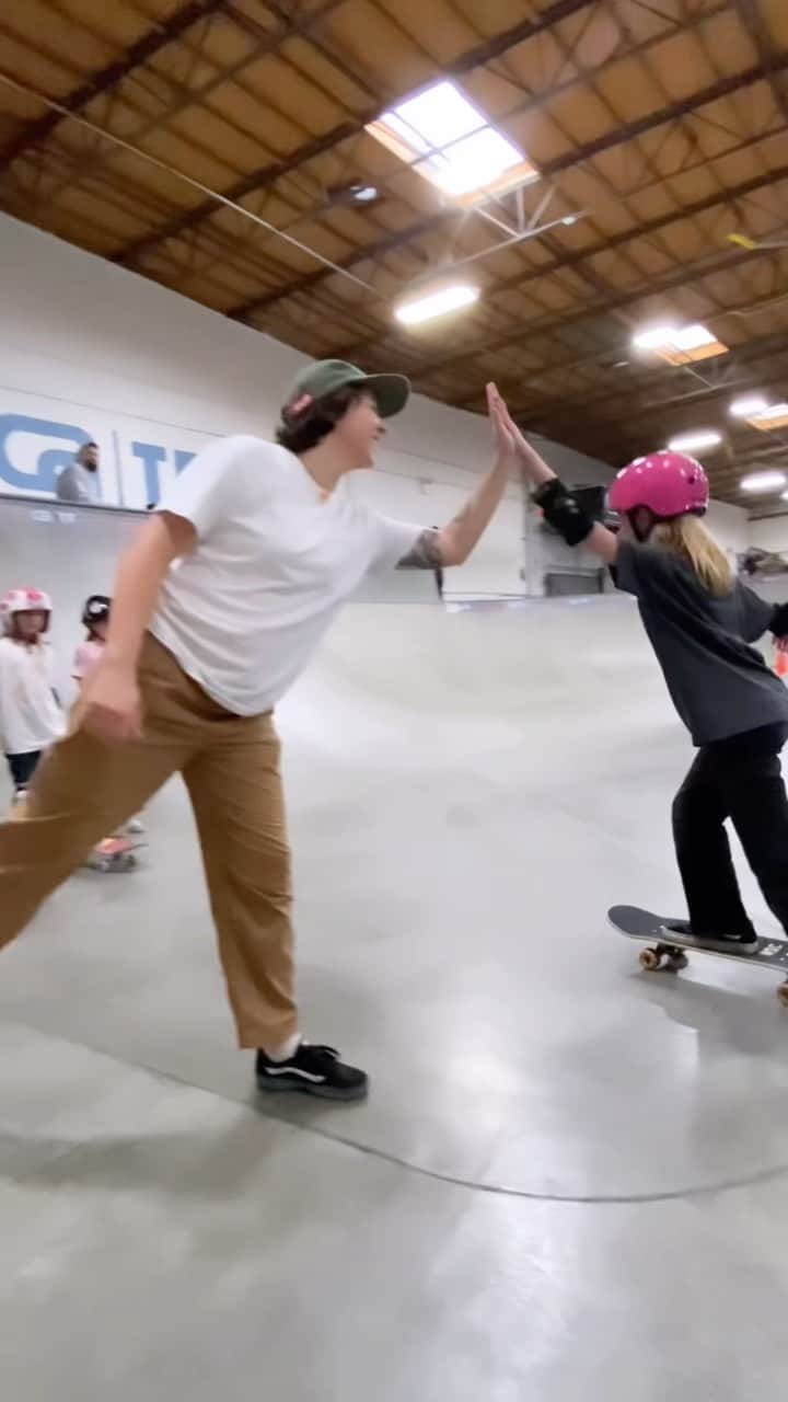 ジョーディン・バラットのインスタグラム：「such an amazing day yesterday with @skaterising !! i love being able to share my passion of skateboarding with the next generation!  a huge thank you to @clifbar for supplying the healthy snacks for the girls to package up with love, to then be donated to the community resource centers food and nutrition center.  thanks for to @catrainingfacility for hosting 🤘🏼 also a huge thank you and shout out to @ameliabrodka for being such a huge inspiration to everyone! looking forward to the next one! 😊  thanks to @teamtoyota for getting me there safe 🫡 #toyotapartner」