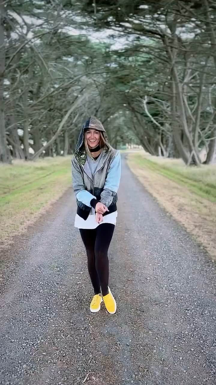 シャーニ・ヴィンソンのインスタグラム：「🐺🌳 #RedRidingHood」