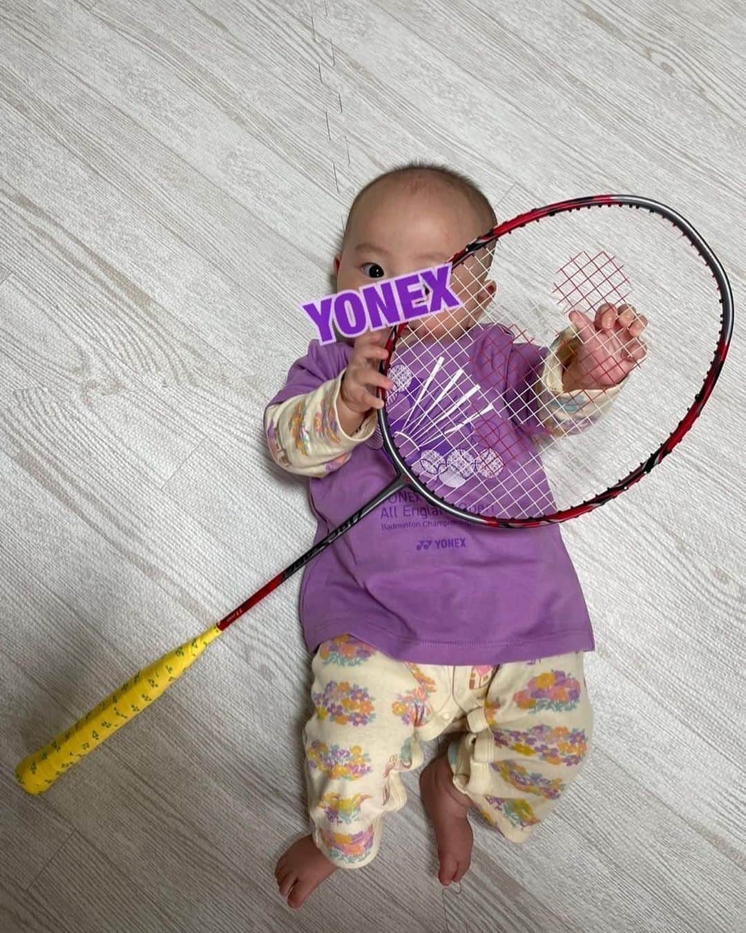 嘉村健士のインスタグラム：「全英選手権が3/14〜🇬🇧バーミンガムでスタートします。🏸  私の中で1番大好きな大会で、他国の選手も目つきが変わり、色んな緊張感、そして高揚感など、なにか他の大会とは違う雰囲気の中でプレーをした思い出があります。最後の国際大会になったのも全英オープンでした。  選手にとっては誰もが取りたいタイトル！！ 後輩達には期待しかありません🇯🇵 みんなで応援しましょう！！  私も娘と一緒に応援します💪 ※全英オープン記念Tシャツ （子供用は非売品）  #YAE2023 #全英オープン2023 #allengland2023  #アークセーバー11pro  #澪ちゃん #8ヶ月」