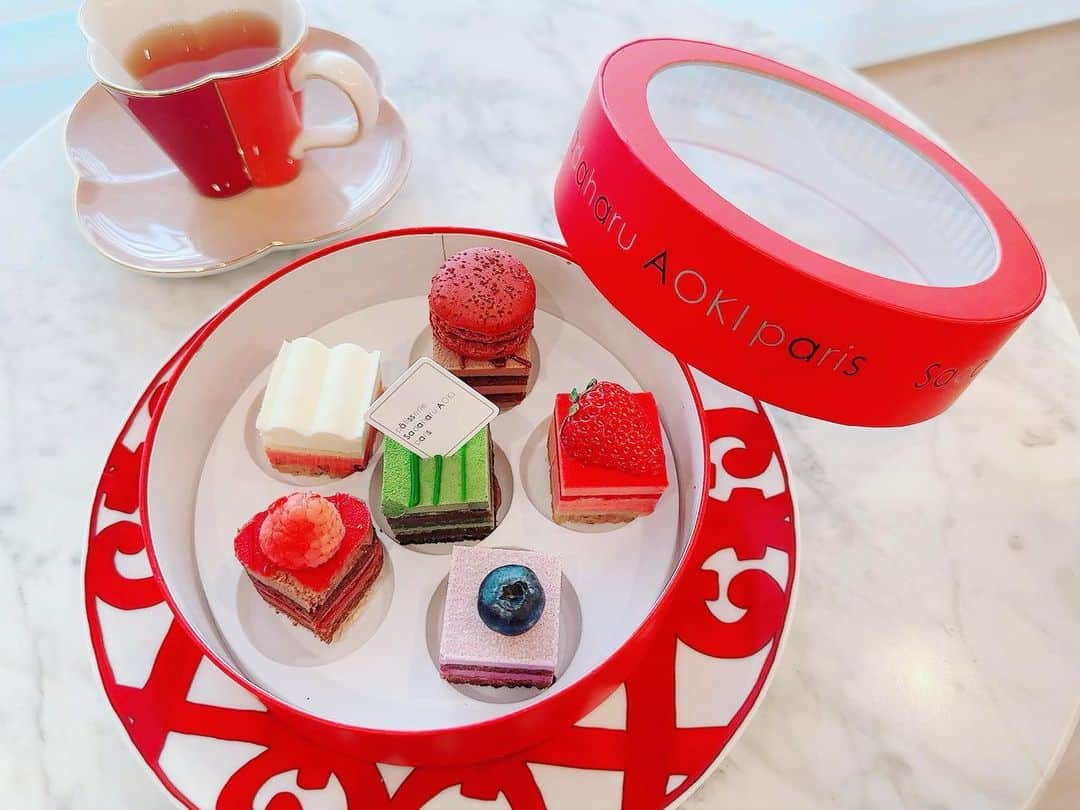 のインスタグラム：「🤍❤️  ホワイトデー限定のBOX❤️  可愛くて、美味しくて、、 #サダハルアオキ 様はやはり天才♡  皆様、素敵な一日を☺︎  #whiteday  #2023 #sadaharuaoki」
