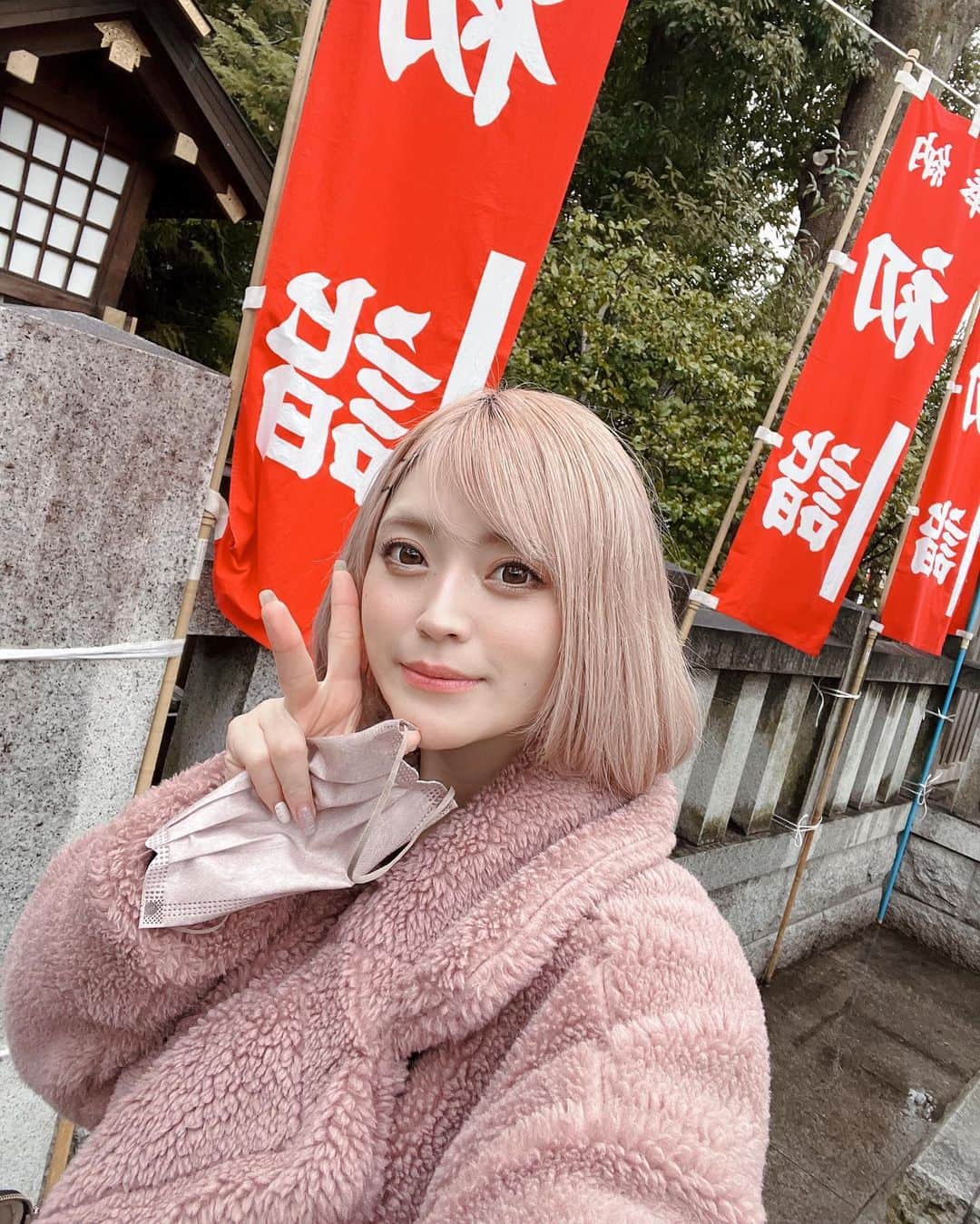板垣あずさのインスタグラム：「#時差投稿  #2023 #新年会イベント #関東編  実はあけおめイベントって今までしたことなかったんだけど、 みんなでお参り⛩👏😑して から酒酒酒🤣 みんな飲みべ高くてさいこー♡⃛  今年も沢山遊びましょ🤣♡⃛  @kouenji_dendenkushi  さんもありがとうございました♡⃛♡⃛♡⃛」