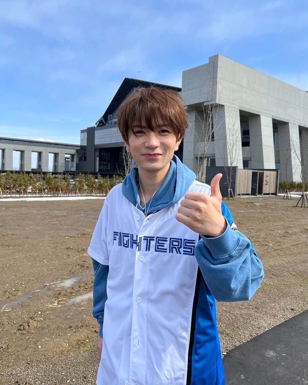 北海道放送「今日ドキッ!」さんのインスタグラム写真 - (北海道放送「今日ドキッ!」Instagram)「こんにちは🤍  球場リポーター #hihijets の #髙橋優斗 さん、 #エスコンフィールドhokkaido に 到着されました❗️  きょうこの後13時55分からは #bravoファイターズ エスコンフィールドHOKKAIDOすべて見せますSP そのあと16時55分からは #今日ドキッ ！  髙橋さんには、試合の様子や エスコンフィールドHOKKAIDOの魅力を生放送でたっぷりお伝えいただきます🙌  きょうはHBCで、髙橋さんと一緒に ファイターズを応援しましょう🤍💙  #ゆうぴ #ゆうぴー #ファイターズ」3月14日 12時35分 - hbc_kyodoki