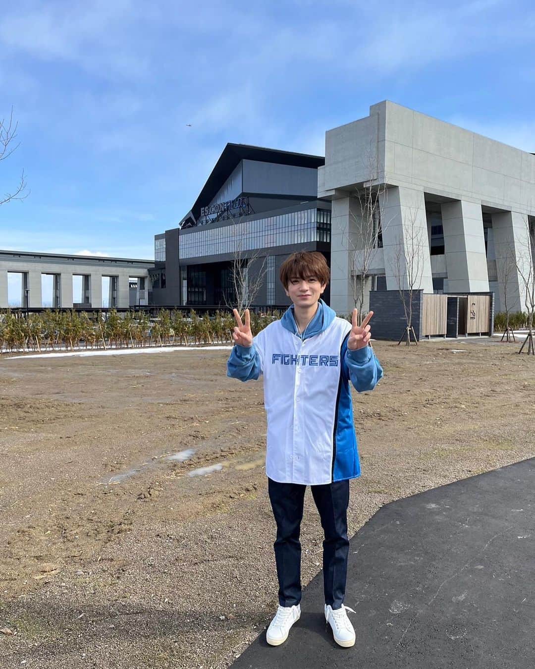 北海道放送「今日ドキッ!」のインスタグラム：「こんにちは🤍  球場リポーター #hihijets の #髙橋優斗 さん、 #エスコンフィールドhokkaido に 到着されました❗️  きょうこの後13時55分からは #bravoファイターズ エスコンフィールドHOKKAIDOすべて見せますSP そのあと16時55分からは #今日ドキッ ！  髙橋さんには、試合の様子や エスコンフィールドHOKKAIDOの魅力を生放送でたっぷりお伝えいただきます🙌  きょうはHBCで、髙橋さんと一緒に ファイターズを応援しましょう🤍💙  #ゆうぴ #ゆうぴー #ファイターズ」