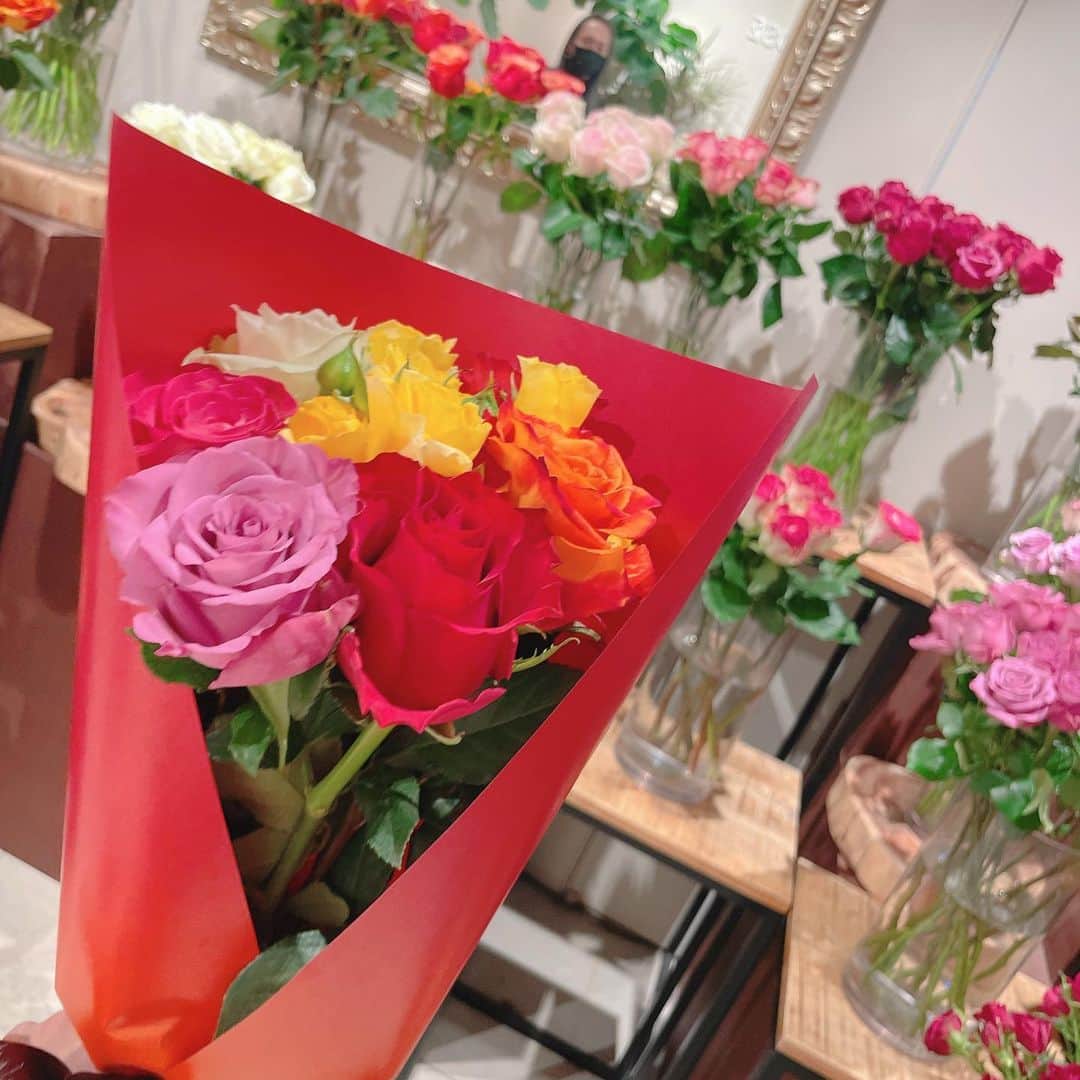 薄井美樹さんのインスタグラム写真 - (薄井美樹Instagram)「． お花ってみてるだけで 癒される🌹🌹」3月14日 12時37分 - mikiusui_211