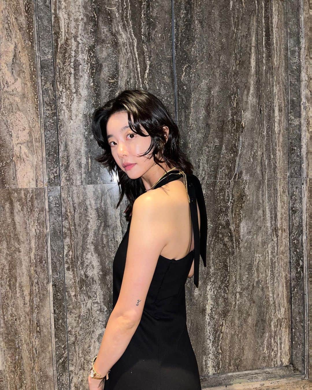 ソジン のインスタグラム：「날개보이는 사람 올해 대박나실거예요 🧚🏻‍♀️  키킼🖤」