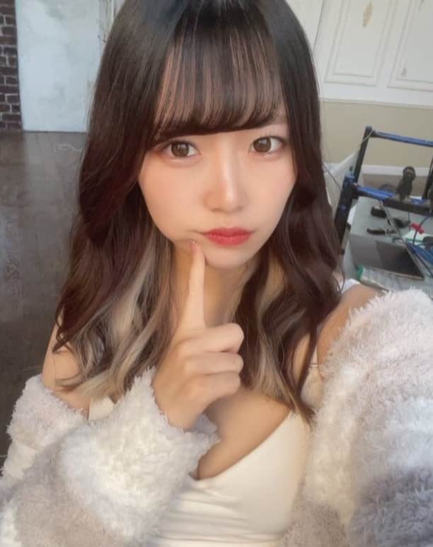 のインスタグラム：「おはよ！もうすっかり春！🌸  #坂本梨奈 ちゃん♡  @sakamotia34  Rina Sakamoto T160 B :85 W :62 H :92 Birthday ：1996/10/13 Twitter🕊 https://twitter.com/sakamotia34  #アイドル #グラビア#撮影会#撮影モデル#芸能事務所#自撮り#kawaii#アイドル自撮り部#かわいい#美少女#インナーカラー#撮影風景」