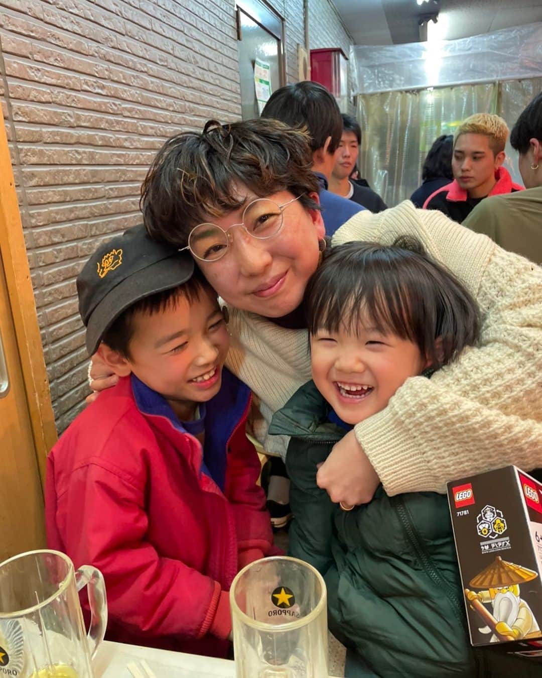 Boojilのインスタグラム：「😴不眠日記②😴 11日間の不眠から解放されたのはいいが、この期間ほぼ寝ていなかったのが原因なのか、薬が強すぎるのか？  夜22時から昼まで余裕で眠れるようになってしまった。こんなに長時間布団に入っている状態は、コロナかインフルエンザか、はたまた自分がこの世に産まれてきたときのみで、回遊魚のように何かしていないと落ち着かないわたしにとって、ある意味とても特別な時間だったりする。  振り返ると、特にこどもが生まれてから、家族の大黒柱は自分だと感じてきたし、家事育児も適当にやっていたとはいえ、さぼったことは一度もない。  それが自分にとって幸せだと思っていたし、ドラクエみたいにひとつひとつ夢や目標を叶えていく様が、自分のレベルを確実にあげていっているんだと思っていた。  けれど、私自身にレベルなんてものはなくて、あるのは人間が勝手に作り上げた年齢を数える風習くらいで、点数をつけるのはあくまでもいつも自分自身であることをすっかり忘れていた。  さらには点数なんてものも実際には存在していなくて、毎日、朝起きて"あ〜朝気持ちいいわあー"から始まり、朝食を食べ、片付けをし、家庭が回るくらいの最低限の仕事料をこなし、こどもを迎え、夕飯を食べ風呂に入り眠る。できたら絵本を読み聞かせてあげられたら、わたしには200点。  家という場所を安心できる住処にしていさえすれば、こどもは幸せで笑顔でいつもわたしに擦り寄ってくる。私を愛してくれる人はいつだってすぐそばにいるのにな。  わたしは思っている以上に強くなんてなかった。親はふたりいるはずなのに、ずっとひとりだと思っていた。  今でこそ、この思考はなかなか取り払うことができないでいる。世の中がどうなっているのかは、わからないが、女性が世に進出するようになってから、確実に女性の負担は大きくなって、その皺寄せが確実にわたしたちの心や身体に響いていると思う。  人生で後悔することなんて一ミリも感じていないが(それはわたしがやりたくてそうしたのだから)   出産して、働いて、家事育児をこなし、精一杯やっている母、だけでなく父も、よく頑張ってるよね、わたしたち。よくやってる、がんばってきたね。  そんな声をかけて、抱きしめてくれる人がいたら、どんなに救われるだろう。少なからずわたしはそうだった。  男女共に言えるが、夫婦の収入をどちらも把握して、家事育児どちらがどのくらいの項目をこなしているか、得意不得意あるのは仕方ない、でもできない人に対して、カバーしている妻(夫)が確実にいる。  夫婦は人生のパートナー、家族を回すチームメイト。 ひとつの会社を円滑に回す相手。だから喧嘩なんぞしてられないんじゃい。本来は。バランス保ててなかったな、うちは。  こどもを愛してる。何か頑張って作ったものがあれば、愛を持って手を握りあなたを認め誉めている。あなたが大事だよ、大好きだよ。そう言葉にしている。  日本には足りない。愛を伝える文化が足りない。少なからず、我が家には足りなかったんだと思う。  愛情というものは、継続するものでもない。一度十分に温まったらその先は火を絶やさぬように、息を吹きかける必要がある。しかしながらこどもの愛情は魔法みたいに、そおっとしていても消えたりしない。それが親子の特別な絆というものだ。 だけど夫婦愛はそうはいかない、こどもがいるから収まるものでもない。  家族にもいろんなかたちがある。 家族について勉強している。 家族の正解はどこにあるのだろう。  この絶不調に見せて、布団虫の状態でわたしは過去と現在、未来を見つめている。  ⚫︎ちなみにこの写真は不眠になる前、お酒うまかったな」