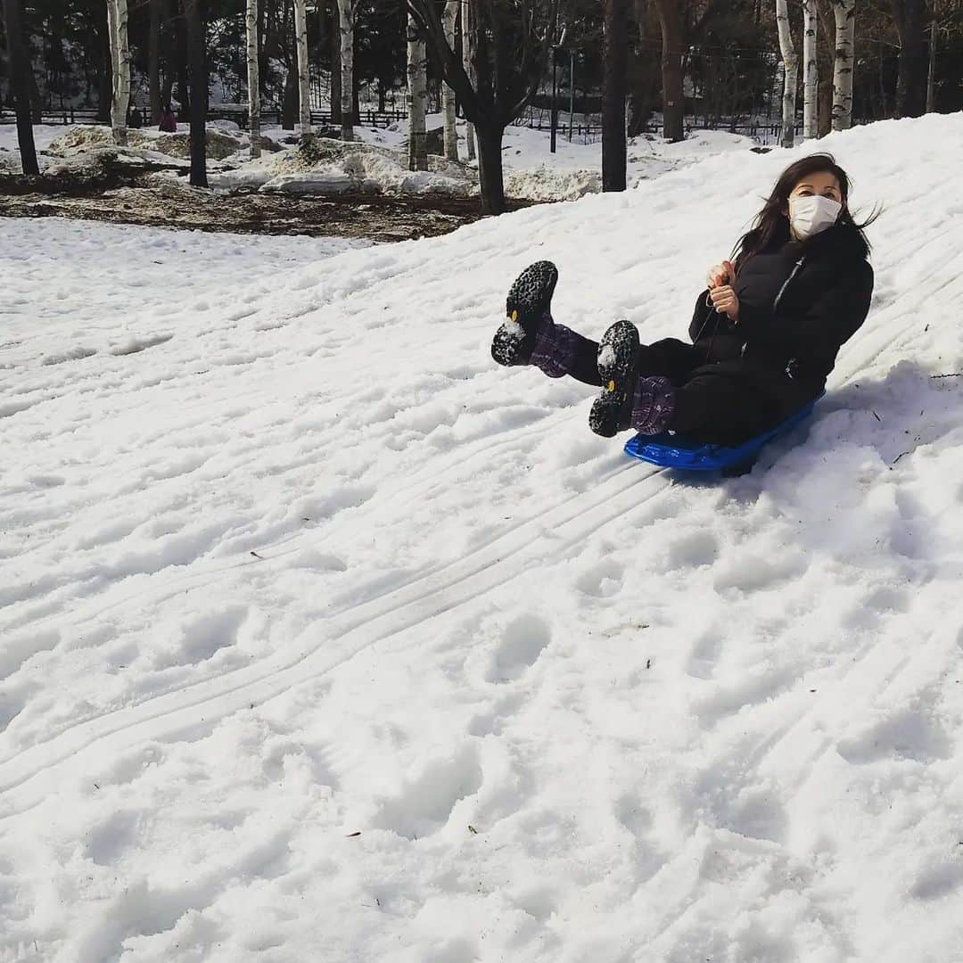 中田有紀のインスタグラム：「ひゃっほ～！！…というほど雪山高くない😂 子供がソリ滑りに飽きた隙にちょっとやってみました。 #雪遊び #ソリ滑り #童心にかえる」