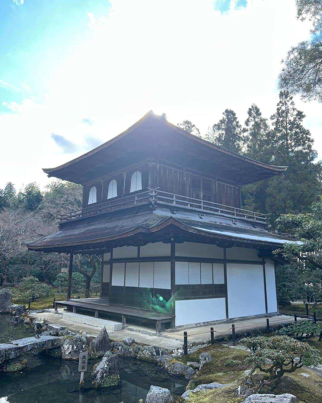 坂口和也のインスタグラム：「銀閣寺‼️ 金から銀へ移動しました😊 お庭がとても綺麗で素敵でした✨ 人間って歳を重ねて色々感性が変わっていくのが面白いですよね😄 金見たから銀は銀じゃないからそうでもないかな？って思ったのですが、寺そのものではなく空間的には銀閣寺の世界が僕は好きでした✨ #京都 #銀閣寺 #旅 #京都旅行 #京都旅 #🚶‍♂️ #🚌 #寺 #パワースポット  #坂口和也」