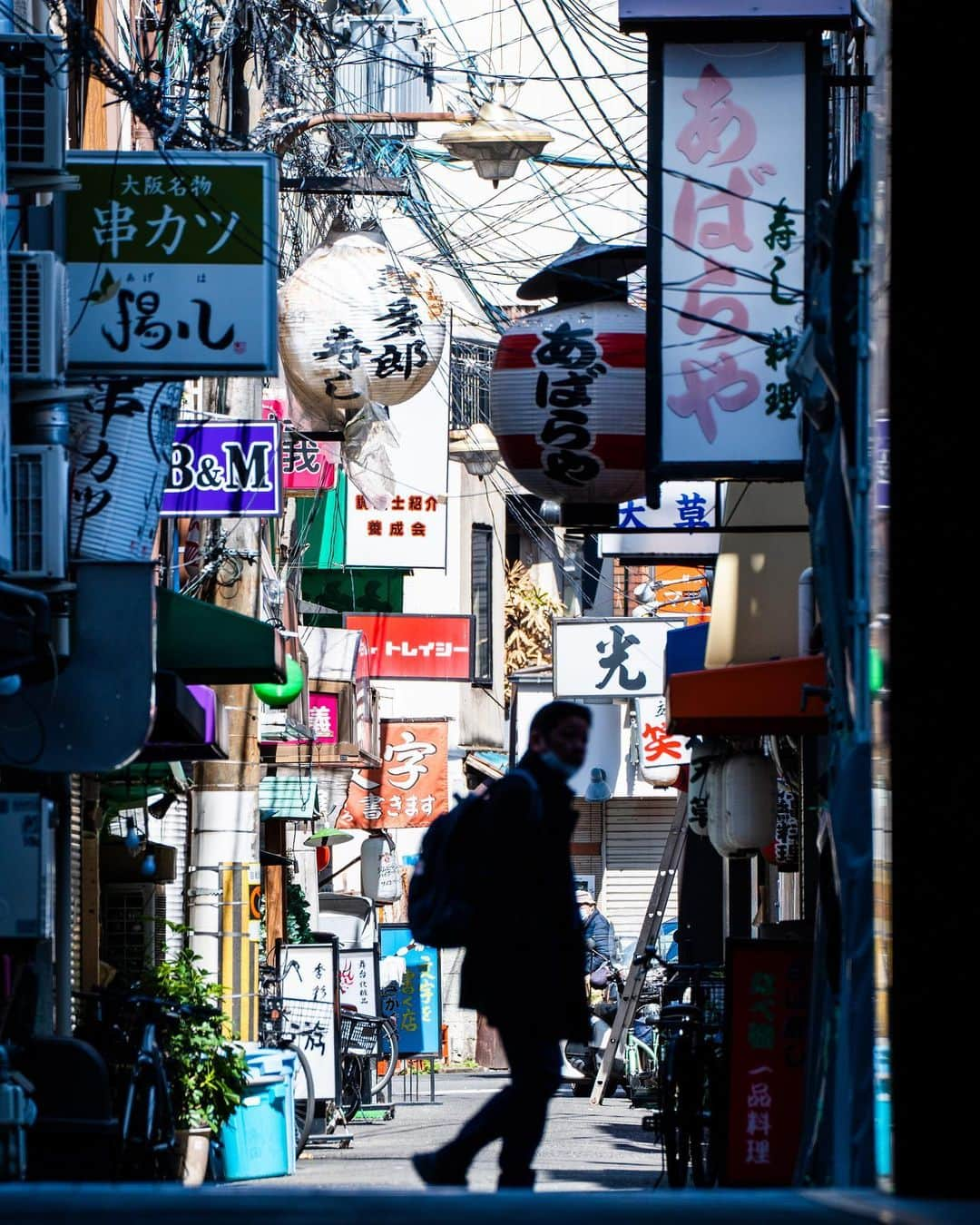 Yota Towatariのインスタグラム：「昼の裏難波をさんぽした。  #photooftheday #photo #photography #beautiful #osanpo #street #backalley #uranamba #namba #osaka #japan」