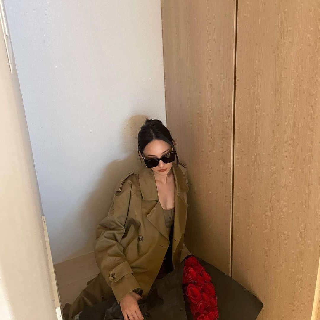 林映唯のインスタグラム：「今日 1.請戴好墨鏡 2.愛就盡情說廢話 3.拒當電燈泡 4.🫶🏻」