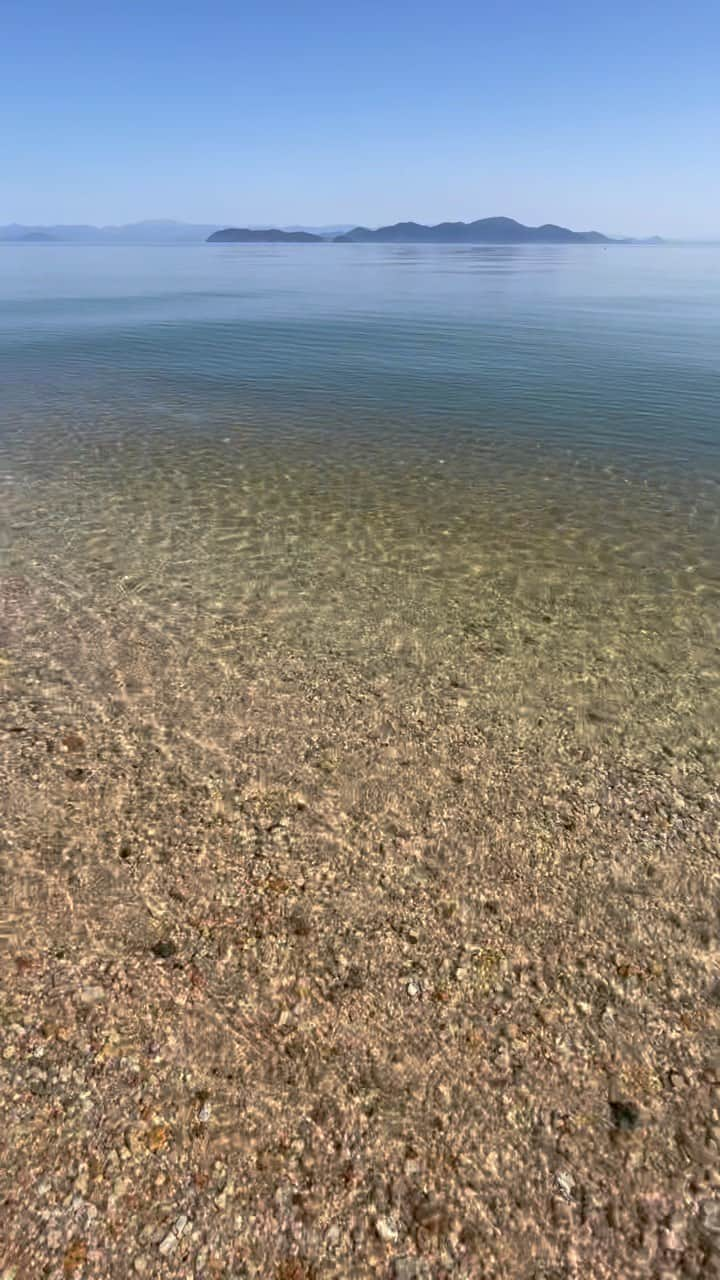 琵琶湖グランドホテル / 京近江のインスタグラム：「琵琶湖の対岸に沖島が見える近江舞子の雄松崎では 毎年3月26日に春の訪れを告げる湖国古典行事「比良八講」が行われます。 #琵琶湖 #近江舞子 #沖島 #絶景 #比良八講 #湖国古典行事 #春の風物詩 #滋賀観光 #びわ湖大津いいね #今こそ滋賀を旅しよう#シガリズム #滋賀 #京都 #旅行 #琵琶湖グランドホテル #京近江 #lakebiwa #beautifulview #okiisland #hira haakou #shiga #kyoto #japan #travel #gobiwako #hellootsu #biwakograndhotel #kyooumi @biwakograndhotel_kyooumi」