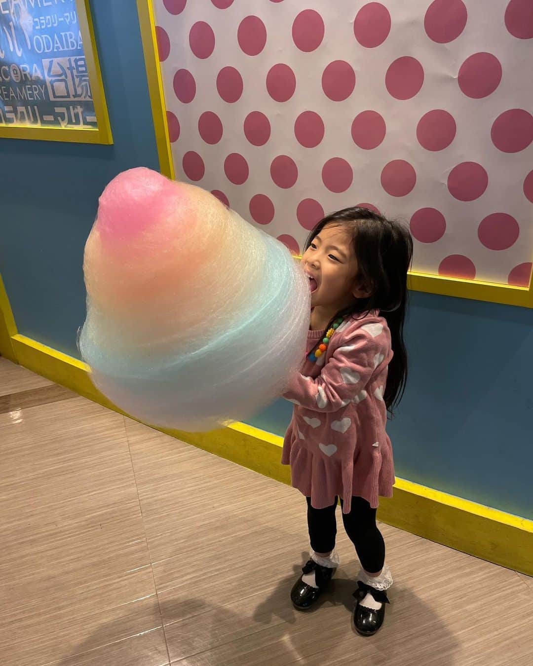のインスタグラム：「さっき双子さんが食べてたCotton Candyがデカすぎる！ってアップしたんですけど写真が1枚しかあがってなくて大きさが分からなかったので再投稿 これ全部食べちゃうの？🤣」