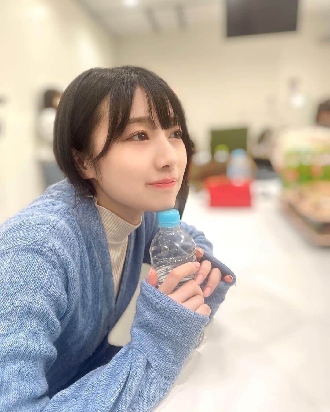 安部若菜のインスタグラム：「水分補給はしっかりと🥛  皆は1日でどれくらい飲み物のみますか？ 参考までにお聞かせください👂🏻  #あごを乗せ #水を飲み #ヘラヘラしてしまいました☺️笑 #ちなみに私は大体1.5ℓくらい」