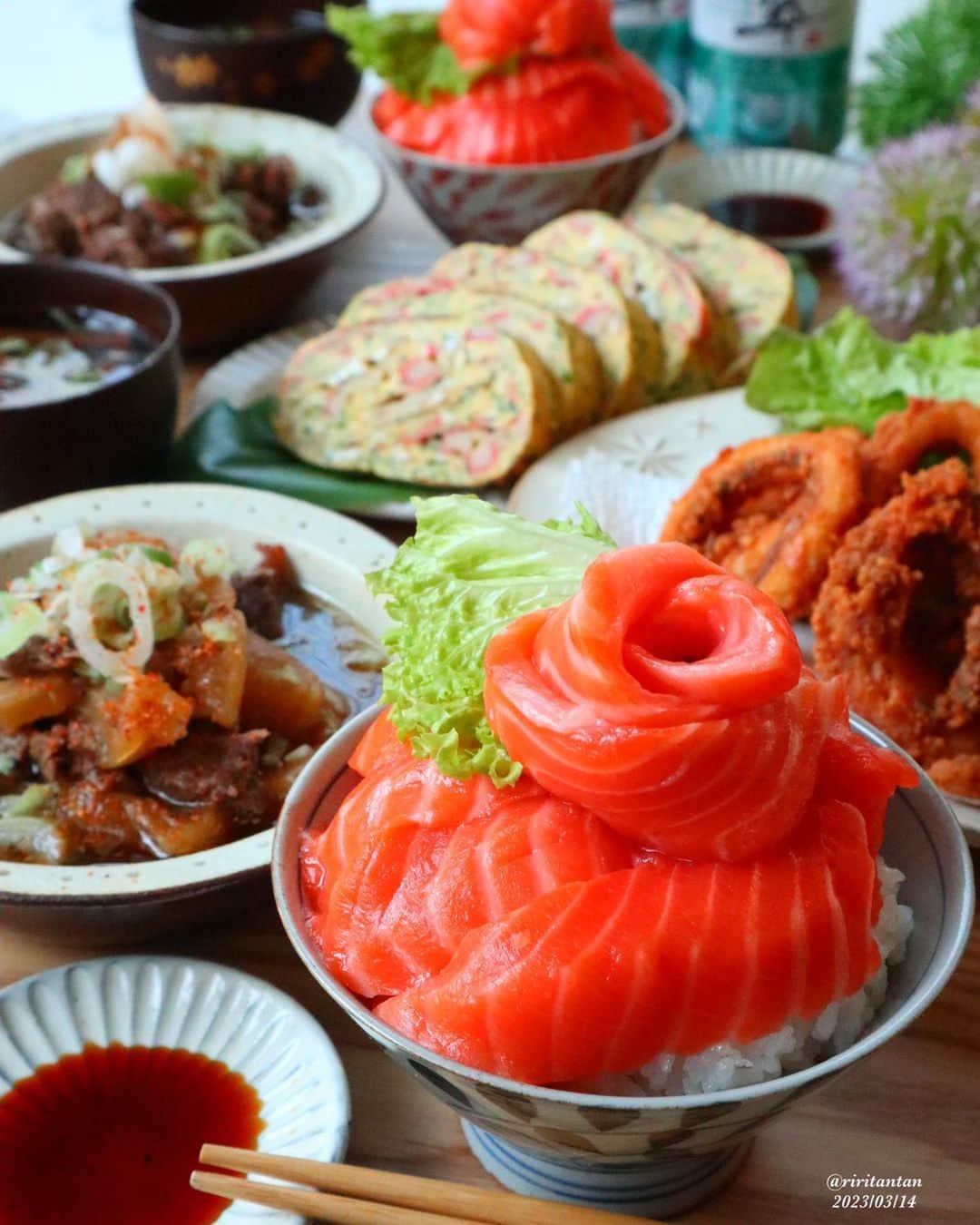 り～♬のインスタグラム：「こんばん火曜日……🥢 ・ ・ 『今日の晩ごはん』 ・ ・ 最近和食が多いなぁ〜🍚  魚市場で買ったサーモンが激安で大量で最高😋  ✴︎サーモン丼 ✴︎牛すじと大根の煮込み ✴︎いつもの厚焼き玉子 ✴︎イカの唐揚げ ✴︎芋がらの味噌汁 ✴︎翠ジンソーダ  #おうちごはん#夕ごはん#うちごはん#家族ごはん#料理#料理写真#手料理#献立#美味しい#うつわ好き#器#暮らし#食卓#おうちカフェ#食いしん坊#フーディテーブル#料理好きな人と繋がりたい#japanesefood#yummy#日々#日々の暮らし#dinner#delicious#foodpic#和食#刺身#丼#サーモン#今週もよろしくお願いします」