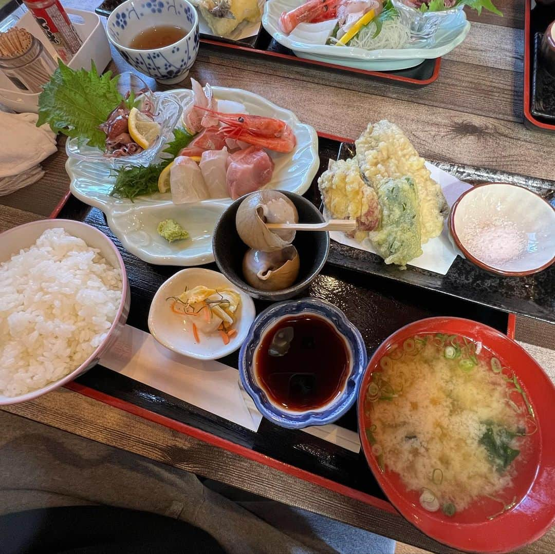 やまとや（城崎温泉)さんのインスタグラム写真 - (やまとや（城崎温泉)Instagram)「香住へランチに行ってきました🍚  香住は、港町だけあって海鮮系のランチが充実。 今回は「きん魚」さんへ。 注文したのは「きん魚定食」 お刺身、天ぷらと盛り盛りの内容です！  城崎から車で30分程度。海沿いにあるレンガつくりのお店（2階）です。 海鮮以外のメニューも充実してるので、魚の苦手な方がいらっしゃっても安心です。  オススメです♪ あー美味しかった😋  【海岸通り前食堂　きん魚】 兵庫県美方郡香美町香住区香住1851-7 TEL 0796-20-1343 営業時間 ランチ 11:30～14:00 ディナー 17:30～21:00（L.O.20:30） 定休日　月曜日 https://www.kingyo-kasumi.com  -------------------------------------�� #城崎温泉 #城崎 #国内旅行 #国内旅行好きと繋がりたい #きのさきぐらむ #旅館 #兵庫 #兵庫旅行 #温泉 #城崎旅行 #国内観光 #城崎温泉旅行 #温泉旅行 #外湯めぐり #onsen #kinosaki #hyogo #japan #kinosakionsen #ryokan #香住  #ランチ」3月14日 13時50分 - yamatoya2018