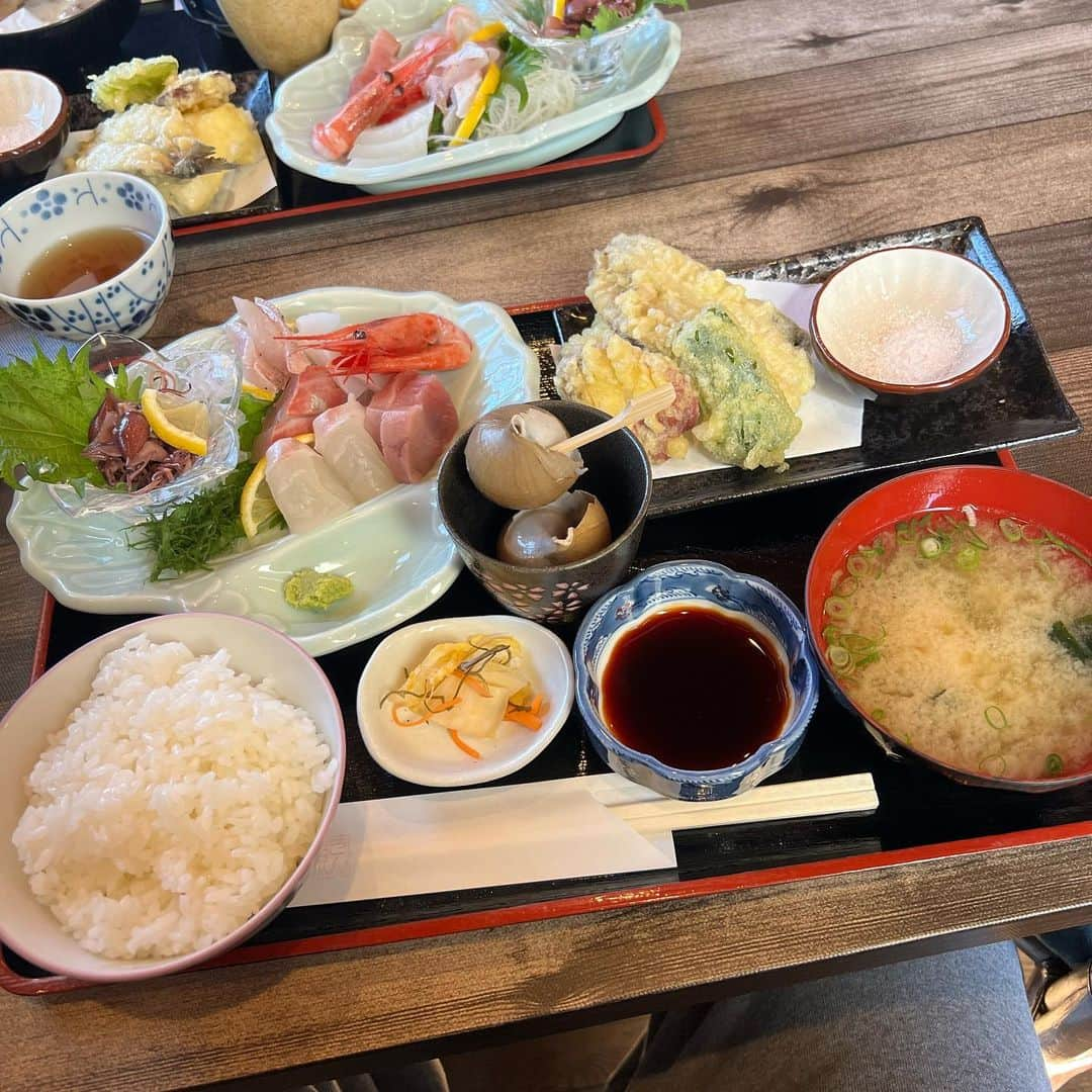 やまとや（城崎温泉)のインスタグラム：「香住へランチに行ってきました🍚  香住は、港町だけあって海鮮系のランチが充実。 今回は「きん魚」さんへ。 注文したのは「きん魚定食」 お刺身、天ぷらと盛り盛りの内容です！  城崎から車で30分程度。海沿いにあるレンガつくりのお店（2階）です。 海鮮以外のメニューも充実してるので、魚の苦手な方がいらっしゃっても安心です。  オススメです♪ あー美味しかった😋  【海岸通り前食堂　きん魚】 兵庫県美方郡香美町香住区香住1851-7 TEL 0796-20-1343 営業時間 ランチ 11:30～14:00 ディナー 17:30～21:00（L.O.20:30） 定休日　月曜日 https://www.kingyo-kasumi.com  -------------------------------------�� #城崎温泉 #城崎 #国内旅行 #国内旅行好きと繋がりたい #きのさきぐらむ #旅館 #兵庫 #兵庫旅行 #温泉 #城崎旅行 #国内観光 #城崎温泉旅行 #温泉旅行 #外湯めぐり #onsen #kinosaki #hyogo #japan #kinosakionsen #ryokan #香住  #ランチ」