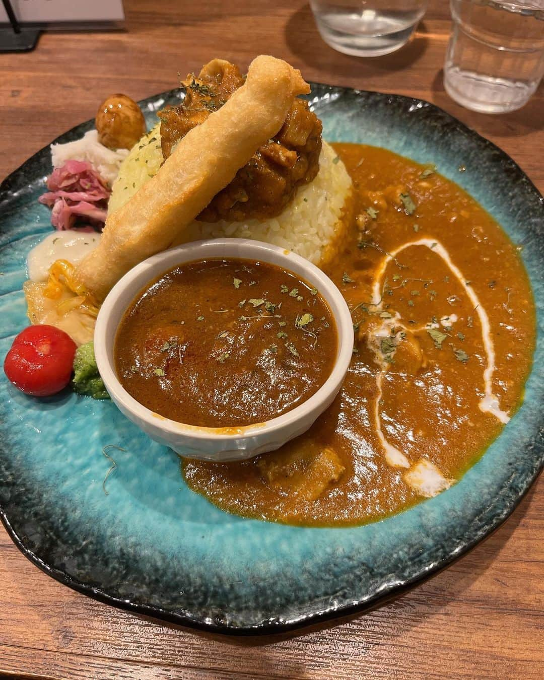 赤羽さんのインスタグラム写真 - (赤羽Instagram)「#高円寺 #スパイスカレーmantra   高円寺カレーオススメを 刺身や坂井に聞いたところ こちらのmantraさんが激ウマということで、行ってまいりました！  3種盛りいっちゃいましたが、美味しすぎて瞬殺でした！ 付け合わせも全ウマ！  スパイスカレー最高🔥  アンドビールさんも気になるところ、、  #宇宙人カレー #高円寺カレー #カレー #スパイスカレー #カレーインスタグラマー  #カレーランチ  #カレースタグラム」3月14日 13時50分 - akabass