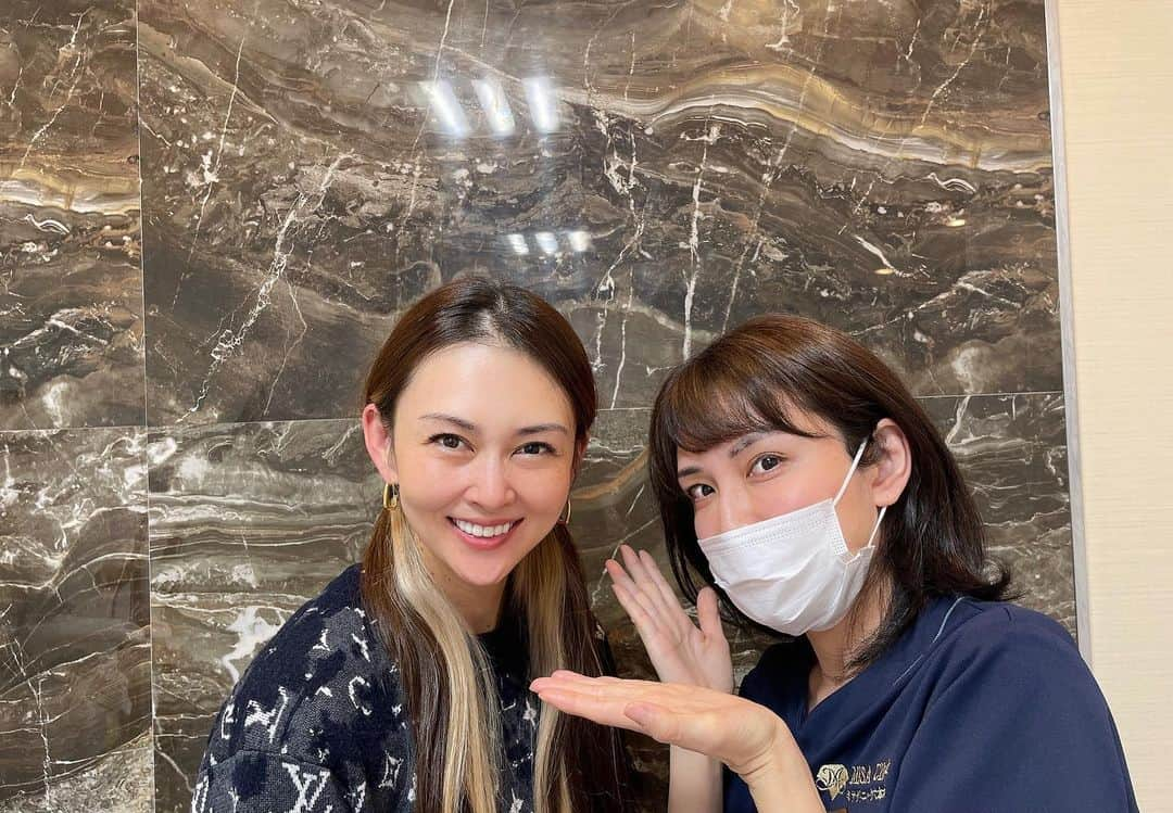 桜井裕美さんのインスタグラム写真 - (桜井裕美Instagram)「丁度2ヶ月たったので投稿します！  首にものすごい数のイボ⁉️ブツブツ⁉️のようなものが妊娠中から出来てしまい @dr.misae_t 先生に相談したところホルモンの関係で妊娠中や日焼けによって出来るイボらしく、施術してもらいました。 ホクロのようなもので3.4ヶ月ぐらいは施術した後が赤くなるとのことでしたが、思ってより、気にならない程度でした。 ３枚目の写真が1ヶ月後、 4.5枚目の写真が2ヶ月後です。 すごく綺麗になりました。 ホントは施術前の写真があるとわかりやすかったのかも💦ですが、あまりにもブツブツ過ぎるのでちょっと投稿は控えました🫣  以外とこのイボが出来ている人多いそうで、気になる方簡単に綺麗になりますよーって教えてあげたい✨ 夏前に綺麗になってハッピーです🎶  @misa.clinic   #肌ケア」3月14日 13時51分 - yumisakurai24