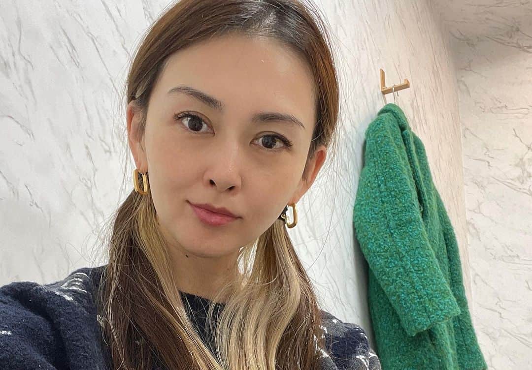 桜井裕美のインスタグラム：「丁度2ヶ月たったので投稿します！  首にものすごい数のイボ⁉️ブツブツ⁉️のようなものが妊娠中から出来てしまい @dr.misae_t 先生に相談したところホルモンの関係で妊娠中や日焼けによって出来るイボらしく、施術してもらいました。 ホクロのようなもので3.4ヶ月ぐらいは施術した後が赤くなるとのことでしたが、思ってより、気にならない程度でした。 ３枚目の写真が1ヶ月後、 4.5枚目の写真が2ヶ月後です。 すごく綺麗になりました。 ホントは施術前の写真があるとわかりやすかったのかも💦ですが、あまりにもブツブツ過ぎるのでちょっと投稿は控えました🫣  以外とこのイボが出来ている人多いそうで、気になる方簡単に綺麗になりますよーって教えてあげたい✨ 夏前に綺麗になってハッピーです🎶  @misa.clinic   #肌ケア」