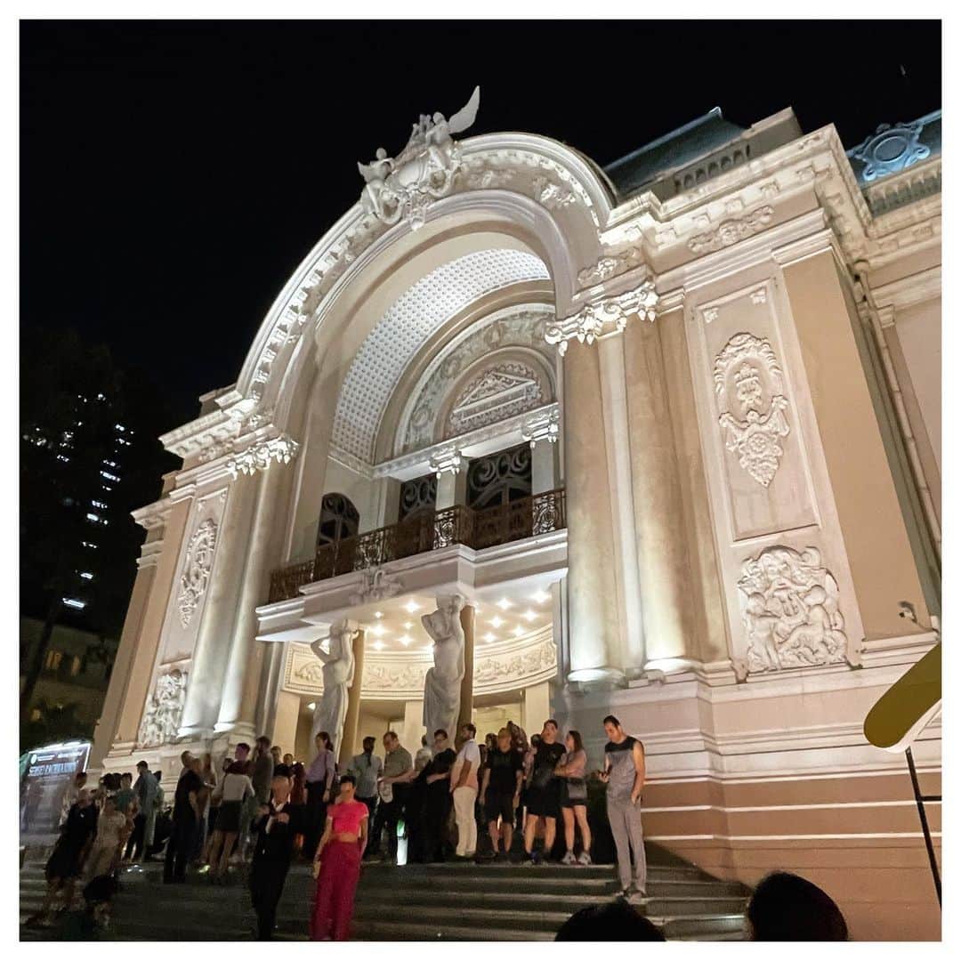 崎本大海のインスタグラム：「. ３月初旬 ベトナムへ視察へ行きました。 . これからの時代の日本人にとって 日本国内だけでなく 東南アジアで活躍することが 必ずキーになるはずと信じて この数年、経済、ビジネス、金融 色んな勉強をして準備してきましたが . 満を持して、今年からやっと動けます 第一弾はベトナム🇻🇳 . 南部の首都　ホーチミン 中部のリゾート地　ダナン の２箇所 . 元々のベトナムに関するイメージは 働き者で、親日国でオートバイ世界一 といった程度のものでした . ですが行ってみて初めて気付いたのは そういったイメージはあくまでも ひとつ前の世代のものだったという事 ベトナムにおける日本の存在感は 実際には縮小していると感じました . 在留韓国人の数は日本人の約10倍 10代20代はK-POPが大好きで そもそも日本への印象が無いという状況 . 「負けてるよ、日本！」 簡単に言えば、そういう事です。 . アジアにおける日本の存在感は 今後ますます厳しくなっていく気がします。。 . それでも、日本がアジアに誇れるものは 間違いなく「おもてなし」の心だろうと 月並みながら思いました。 . 世界中の観光客が日本を選ぶ理由に 金額に比べてサービスの質が高い という事が間違いなくあると思います . アジア諸外国の労働力が安いというのは もはや昔の話になりつつあります。 これだけ高い質のサービスを提供しながら安い賃金で働いている日本人は それこそmottainai じゃないでしょうか。 . あと現地の方と話して気付いたのは コミュニケーション「スキル」 ではなくて コミュニケーション「意欲」 の方が大事だと言うこと . 日本人特有の「奥ゆかしさ」や 「遠慮」「察する」みたいなものは 時にバリアになってしまうというか . 何も考えずに思ったことを 言葉や行動に移せば良い とまでは言わずとも、 ストレートに表現することの 「便利さ」みたいなものに 気付く事が出来ました . 今後も各国へ行き、 さまざまな体験や学びを 皆さまに共有したいと思います！ . まずは第一弾。 一歩一歩、進んでいきます！！ .」