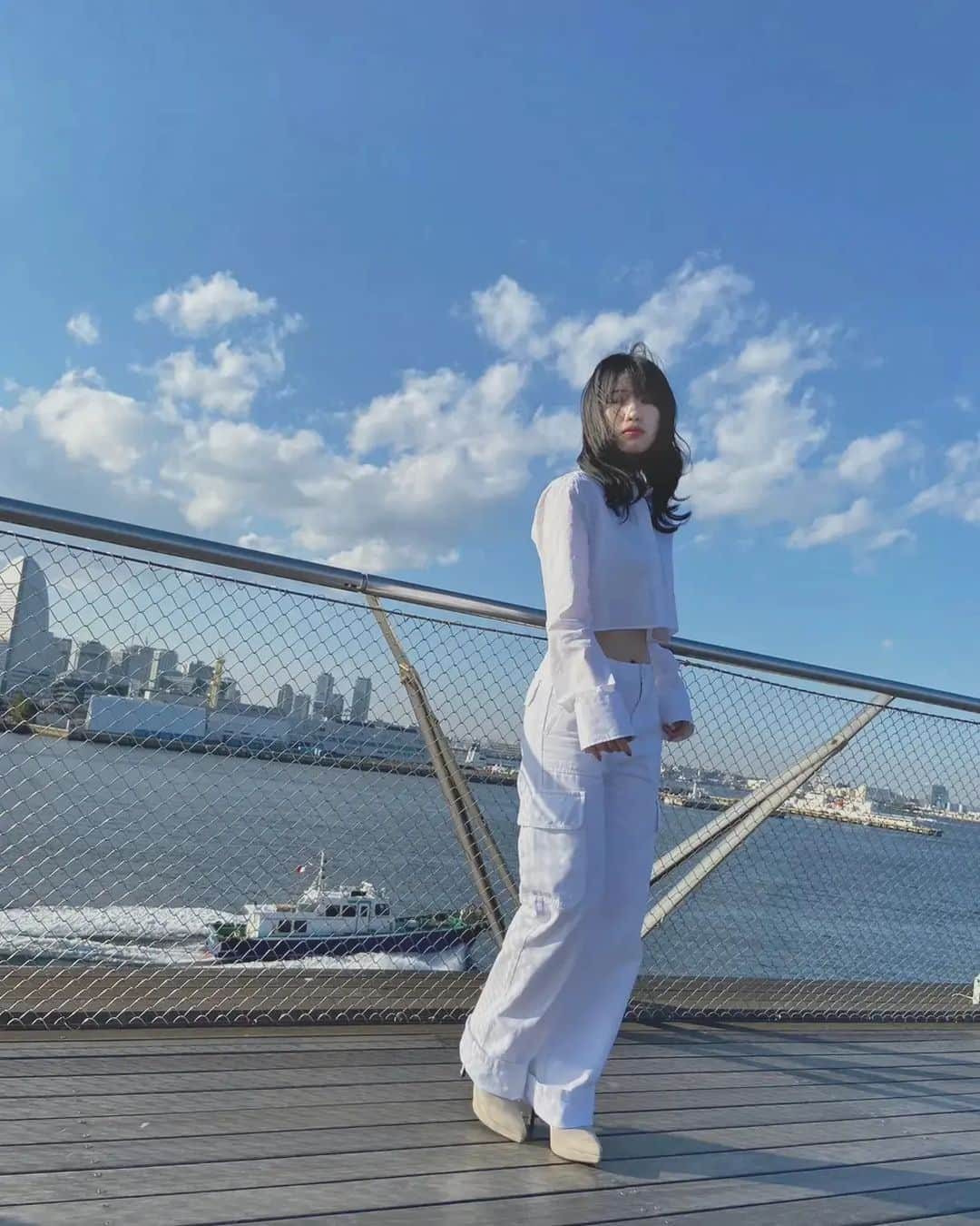 鈴木美南海さんのインスタグラム写真 - (鈴木美南海Instagram)「この写真見てると絢香さんの『みんな空の下』が流れてくる♫ すごく元気をもらえる一曲😊 聞いたことないっていう方いたら、是非聴いてほしい🥰  ・ ・ #上杉美南海 #女優 #俳優 #役者 #モデル #アーティスト #舞台  #今日のコーデ #ファッション #fashionista #お洒落好き #お洒落女子 #洋服 #スタイル #美南海スタイル #東京 #山形 #ポージング #ポージング勉強中 #素直に #素のまんま #素 #絢香 さん#お気に入りソング #おすすめ #オススメソング」3月14日 14時02分 - u_minami_official