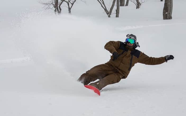 伊勢谷友介さんのインスタグラム写真 - (伊勢谷友介Instagram)「僕が体験した雪山の中でも、条件が合った時の鳥海山はあまりにも美しい。 ただし条件を合わせるのもとても難しい山でもあります。 　東京から車で6時間半運転して、3日間最高の条件を得ることが出来ました。去年のリベンジ完了です。しかも今年はスノーモービルを1人で乗ることに。そして3日目には2人乗りを体験し、体はボロボロになりました💦  でも最高の3日間を一緒に過ごしてくれた皆様、ありがとうございます！ そして何より2年続けてこの機会を与えてくれた須藤さん、ありがとうございます🌞  ⭐️My snow board #capita_japan  #capita  #springbreaksnowboarding  #powderracer   ⭐️Snow wear #playdesign   ⭐️Binding #unionbindings  #unionbindingco   ⭐️Boots #deeluxeboots   ⭐️Gogle #shred」3月14日 14時19分 - iseya_yusuke