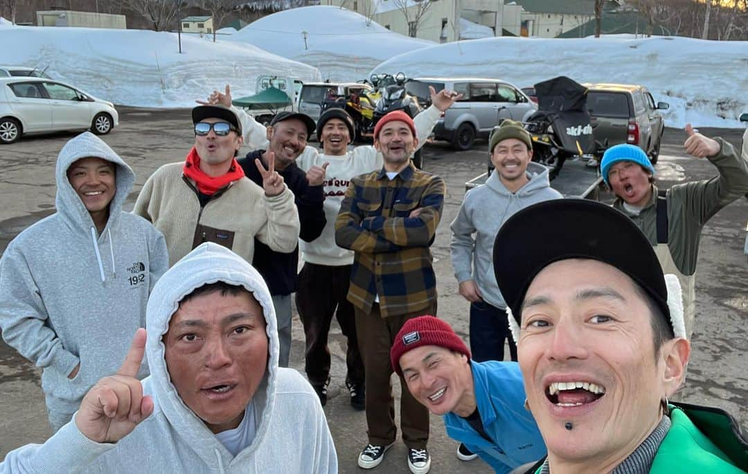 伊勢谷友介さんのインスタグラム写真 - (伊勢谷友介Instagram)「僕が体験した雪山の中でも、条件が合った時の鳥海山はあまりにも美しい。 ただし条件を合わせるのもとても難しい山でもあります。 　東京から車で6時間半運転して、3日間最高の条件を得ることが出来ました。去年のリベンジ完了です。しかも今年はスノーモービルを1人で乗ることに。そして3日目には2人乗りを体験し、体はボロボロになりました💦  でも最高の3日間を一緒に過ごしてくれた皆様、ありがとうございます！ そして何より2年続けてこの機会を与えてくれた須藤さん、ありがとうございます🌞  ⭐️My snow board #capita_japan  #capita  #springbreaksnowboarding  #powderracer   ⭐️Snow wear #playdesign   ⭐️Binding #unionbindings  #unionbindingco   ⭐️Boots #deeluxeboots   ⭐️Gogle #shred」3月14日 14時19分 - iseya_yusuke