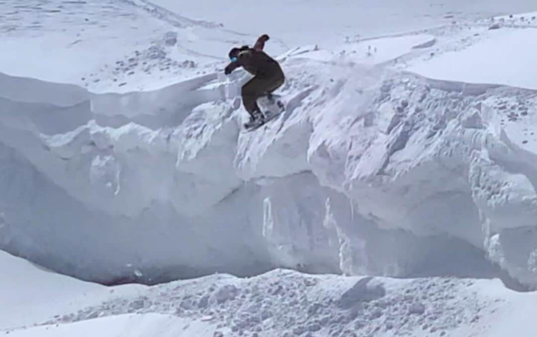 伊勢谷友介のインスタグラム：「僕が体験した雪山の中でも、条件が合った時の鳥海山はあまりにも美しい。 ただし条件を合わせるのもとても難しい山でもあります。 　東京から車で6時間半運転して、3日間最高の条件を得ることが出来ました。去年のリベンジ完了です。しかも今年はスノーモービルを1人で乗ることに。そして3日目には2人乗りを体験し、体はボロボロになりました💦  でも最高の3日間を一緒に過ごしてくれた皆様、ありがとうございます！ そして何より2年続けてこの機会を与えてくれた須藤さん、ありがとうございます🌞  ⭐️My snow board #capita_japan  #capita  #springbreaksnowboarding  #powderracer   ⭐️Snow wear #playdesign   ⭐️Binding #unionbindings  #unionbindingco   ⭐️Boots #deeluxeboots   ⭐️Gogle #shred」