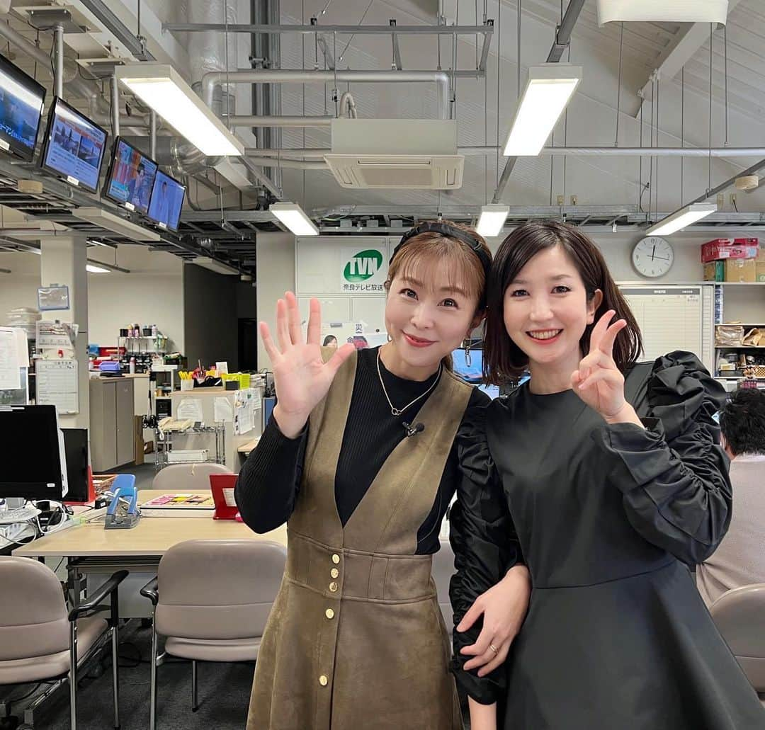 藤井日菜子のインスタグラム：「今日はロケで奈良テレビさんへ😊デスクワーク中の川添ちゃんがいたよ💖漢方ダイエットの話しで盛り上がり、ついついお仕事中なのに🙏ごめんね長居しちゃった💦 奈良テレビの皆さんの元気そうな顔をみて嬉しいな😊✨ happy white day〜♪ #奈良テレビ放送  #川添伊代アナウンサー」