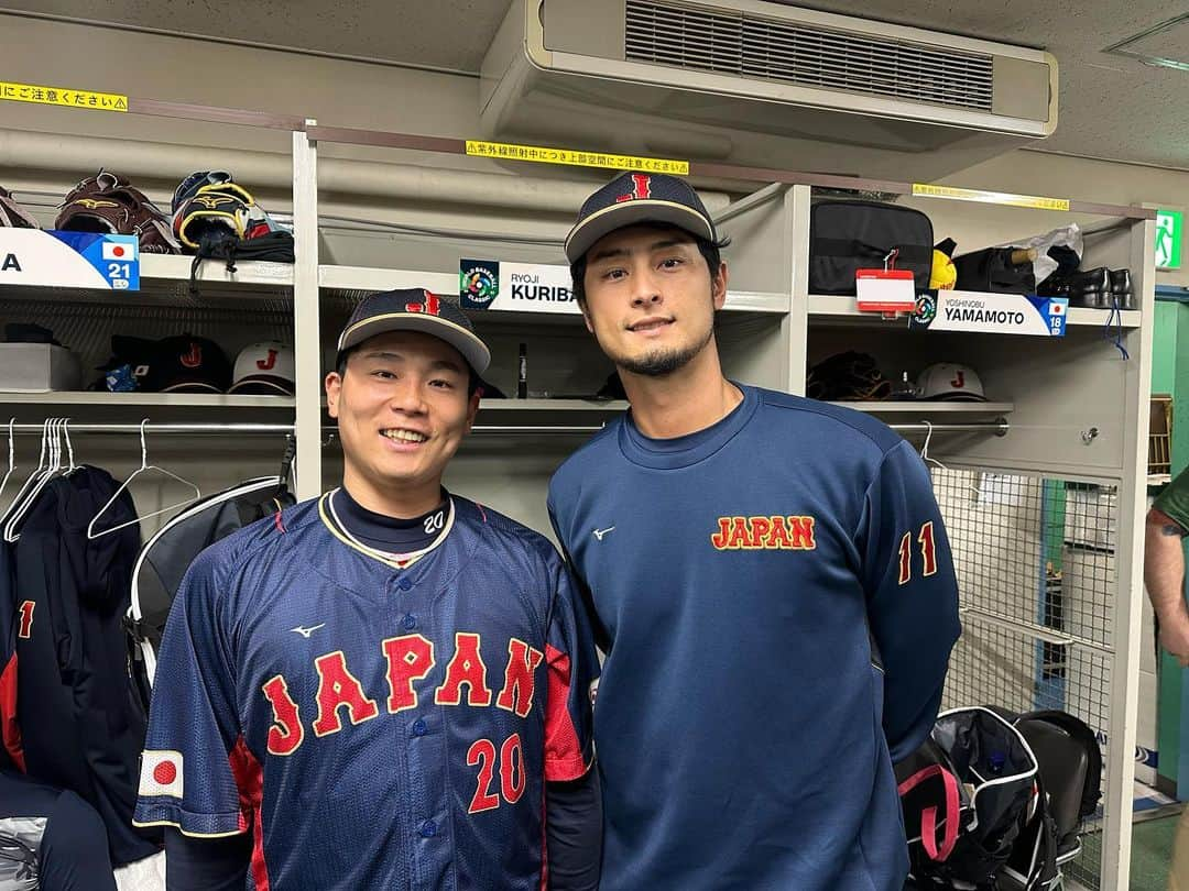 ダルビッシュ有さんのインスタグラム写真 - (ダルビッシュ有Instagram)「またいつか一緒に🇯🇵 #栗林良吏  #WBC2023 #TeamJapan」3月14日 14時31分 - darvishsefat11