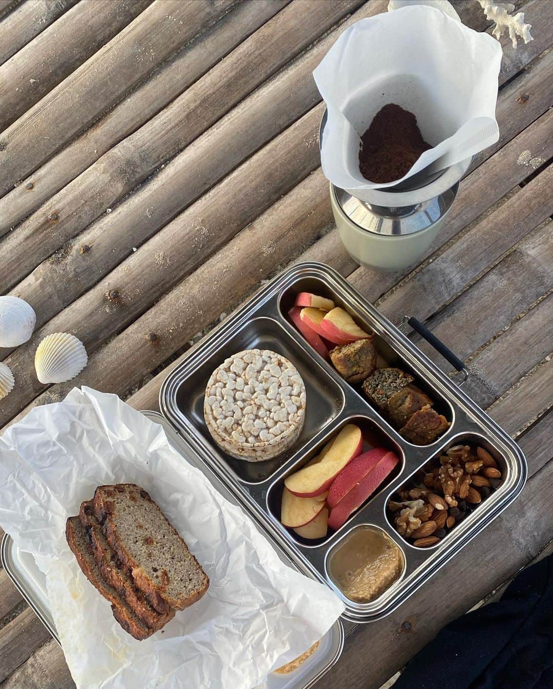 Dara Muscatさんのインスタグラム写真 - (Dara MuscatInstagram)「Kayaking in the morning and fresh coffee made on this tiny island. Yep, coffee filter is way to big for this drip 💧 but all worked out. ☕️ I packed snacks with us with all the favorites of mine and Alex together with fresh banana bread I made. Always having a burner with me with this little pot changed so much for me (it’s actually 800 mil and super light and perfect for two people). It’s such a nurturing routine and helps to stay mindful, wild and connected with myself and world around me. 🏕️🥾🔦🎒🌳🔥🪵🪓 🛶」3月14日 14時37分 - daramuscat