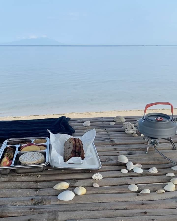 Dara Muscatのインスタグラム：「Kayaking in the morning and fresh coffee made on this tiny island. Yep, coffee filter is way to big for this drip 💧 but all worked out. ☕️ I packed snacks with us with all the favorites of mine and Alex together with fresh banana bread I made. Always having a burner with me with this little pot changed so much for me (it’s actually 800 mil and super light and perfect for two people). It’s such a nurturing routine and helps to stay mindful, wild and connected with myself and world around me. 🏕️🥾🔦🎒🌳🔥🪵🪓 🛶」