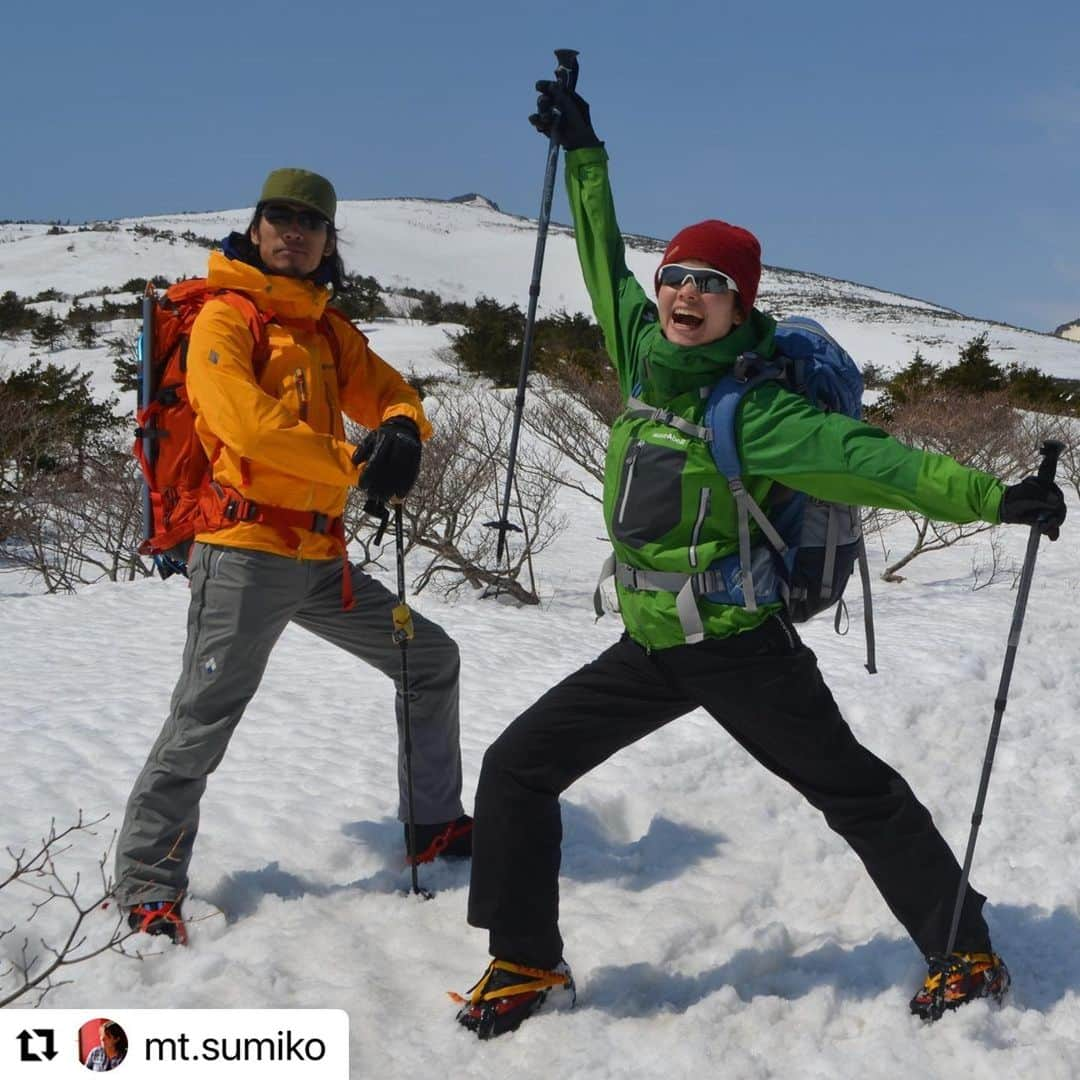 仲川希良さんのインスタグラム写真 - (仲川希良Instagram)「本日！柏澄子さんの新刊『彼女たちの山 平成の時代、女性はどう山を登ったか』が発売です ・ 「平成」「女性」という切り口でたくさんの人々が紹介されるなかに 私の名前も並べてくださいました ・ ・ 本についてはまたじっくりお伝えしたいのですが まずは20日間に渡ってカウントダウン投稿されていた柏さんのSNS記事をご覧いただくだけでも 山を愛する方々はグッとくるものがあるのではと思います ・ 発売前日の投稿に私も登場〜(有り余る元気とそれにお付き合いくださる廣田勇介さん……) リポストでご紹介させていただきますね 他の投稿もあわせてぜひご覧ください！ ・ ・ #Repost @mt.sumiko with @use.repost ・・・ 【1day to 彼女たちの山】 山ガールの項に登場いただいたのは大勢ですが、なかからもうお一人。 モデルでありフィールドナビゲーターの仲川希良さんです。 ． 希良さんとの出会いは、ランドネ登山学校（あ、他社さんの企画だ😅）。雪山登山の始め方、ステップの踏み方を示して、雪山になじんでいくというシリーズをご一緒しました。 赤城山から始まり、黒百合ヒュッテ泊で中山、そして残雪の安達太良山でロケをしました。 希良さんが体験する役で、先生は天野和明さん、カメラは写真に写っている廣田勇介さんら。現場全体の安全を管理してくれたのが山岳ガイドの松原尚之さん、という贅沢な布陣でした。10年ほど前のこと。 ． 希良さんの最初の印象は、理解や状況把握が早く、すぐにその場にふさわしい行動をとる人でした。モデルの仕事で培われたものなのだろうと想像していました。 誌面を作る段階になって、改めて希良さんにインタビューをすると、繊細な感性をお持ちだということを知りました。 ． 今回のインタビューでも同じように感じました。 何気なく出会った登山の仕事。けれど仕事の山登りではなく、自分自身の山登りへと変容させていった足取り。 日々の暮らしと登山の繋がり。登山は非日常であり、けれど日々の暮らしの合間にあり繋がっているもの。 そんな話をしてくれました。 高校時代から地図好き、散歩好きだった話も面白いですよ！ ． 山と一言で括っても、色んな山登りがあります。けれどスタイルは異なっても、山や自然から受け取っているものは案外同じかな、と思うことがあります。 クライマーもハイカーも、あるいは山を眺めるだけの人も、かつて登って今は登らない人も、希良さんの山に向かう感性、自然を見つめる感覚は、幅広く色んな方々に響くものだと思っています。若い頃の自分にも、家族や子どもを持った時の自分にも、歳を重ね次なることを考えるようになった自分にも響きます。 だから、希良さんに登場してもらってよかった。 ． SNSの写真は、安達太良山でのオフショット（天野くんや廣田くんと一緒に）と、希良さんからいただいた山菜採りのシーンです。どれも元気印の希良さんですね。 ． 『彼女たちの山 平成の時代、女性はどう山を登ったか』（山と溪谷社、3/14発売） https://www.yamakei.co.jp/products/2821172050.html  #彼女たちの山　#柏澄子　#山と溪谷社 #仲川希良」3月14日 14時41分 - kiranakagawa