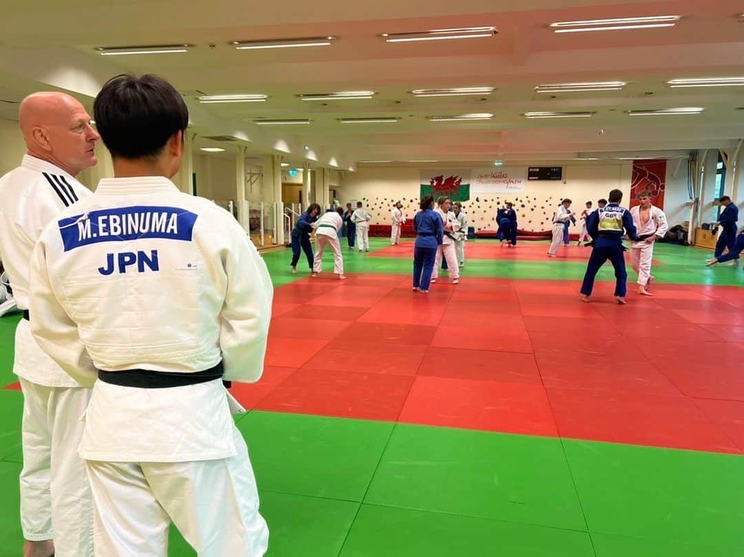 海老沼匡さんのインスタグラム写真 - (海老沼匡Instagram)「研修の拠点先をEngland🏴󠁧󠁢󠁥󠁮󠁧󠁿にあるCamberley Judo Clubに移動することとなりました。Welsh Judo Associationでの一年間の経験を活かして、残り一年強の研修を有意義なものにしていこうと思います。  Wales🏴󠁧󠁢󠁷󠁬󠁳󠁿 → England🏴󠁧󠁢󠁥󠁮󠁧󠁿  Thank you Welsh who has supported us 🙇‍♂️✨  #Wales #Cardiff #WelshJudoAssociation 15th April 2022〜  #England #Surrey #Camberley #CamberleyJudoClub 14th March 2023〜」3月14日 14時49分 - masashi_ebinuma