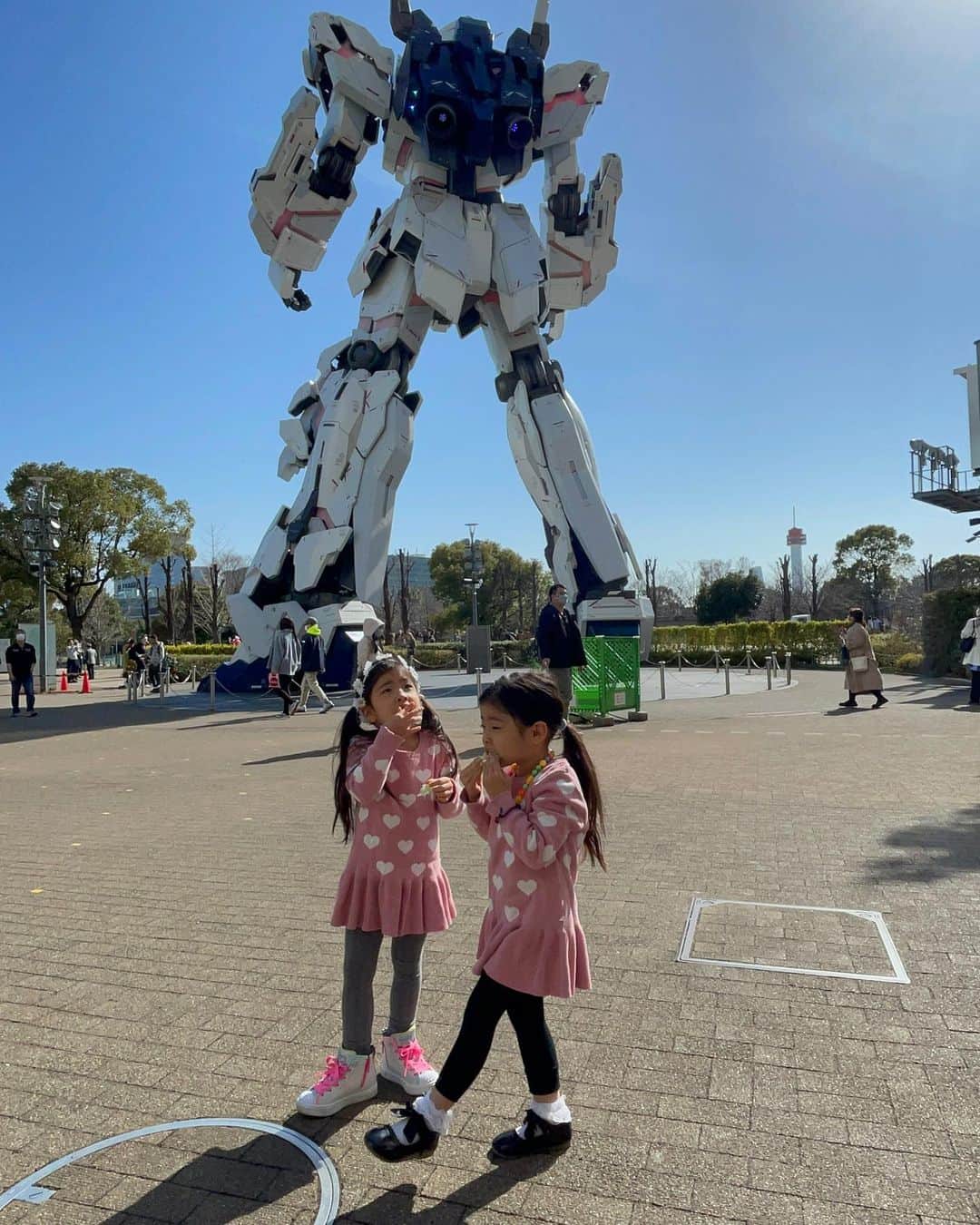 のインスタグラム：「双子さん連れてお台場へ 『ぱぱ、cotton Candy 食べていい？』って言うからいいよって言ったらどんだけデカいの買うんだよ🤣あなたの体ぐらいあるじゃない‼️」
