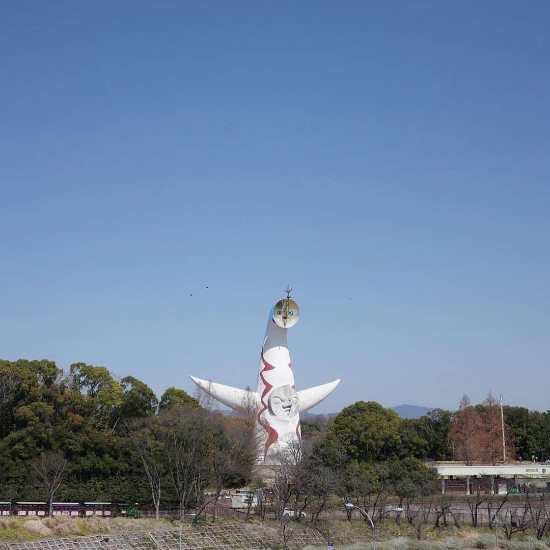 新井郁のインスタグラム：「真っ青な空の下、爆発日和。☀︎  大学時代4年も大阪に住んでいたのに 初めましてだったよ。太陽の塔。  パワーもらって、 まずは今週末の兵庫公演に向けて。🔥  #悩んだらここに来い #挫けたらここに来い #岡本太郎 #芸術は爆発だ」