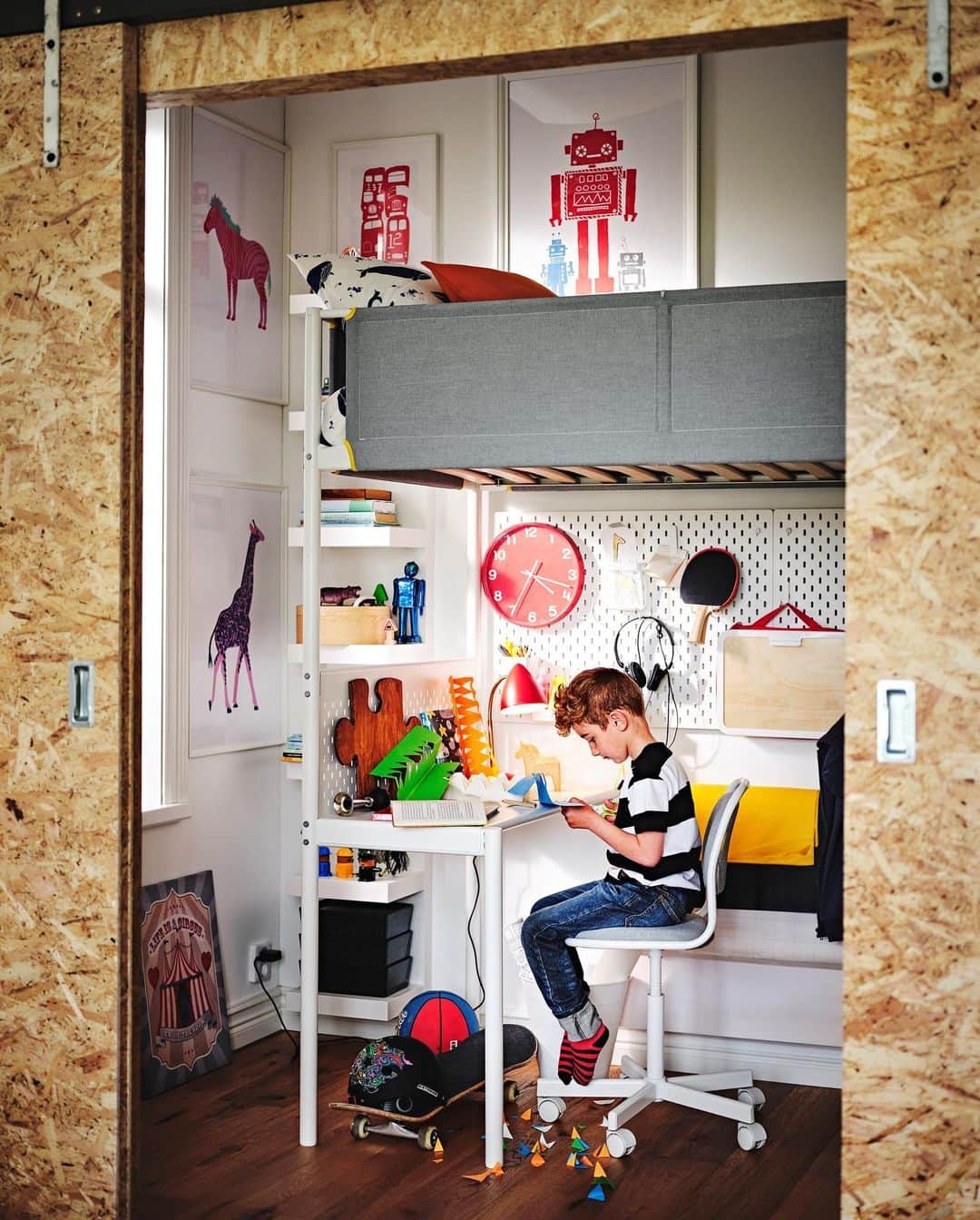 IKEA JAPANさんのインスタグラム写真 - (IKEA JAPANInstagram)「さまざまな暮らしを通じて、ホームファニッシングのアイデアをご紹介🏠   今回は、楽しく暮らせるデザインあふれる小さなアパート。 都会に暮らす仲良し家族向けのワンベッドルームのアパートへようこそ。 限られたスペースと予算でも、趣味を楽しむスペースをつくったり、縦のスペースをうまく使う事でクラフトやさまざまなアクティビティを行える空間になりました。   ぜひ部屋づくりの参考にしてみてください✨  #イケア #IKEA #ikeajapan #この家が好き #ものに居場所を #IKEAオンラインストア #ワンルーム #サステナブル #サスティナブル #おうち時間 #インテリア #家具 #部屋づくり #一人暮らし #収納 #ワゴン #新生活 #棚 #収納 #椅子 #テーブル #寝室 #ロフトベッド」3月14日 15時01分 - ikeajapan