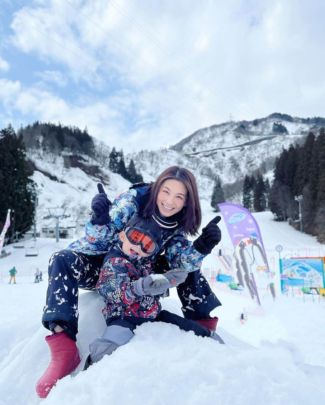 大橋夏菜のインスタグラム：「先週、 息子もわたしも初めての雪山へ🏔  ３月のスキー場がこんなに暖かいとは☀️  わたしは病み上がりの為、 息子の雪遊び相手に徹したけど、すごく楽しかった✨ 息子は初めての雪遊び！ ソリ🛷よりも雪だるま作ったり、雪でおままごとが楽しかったらしい。  次は一緒にスキーデビューしようね⛷✨ ※わたしはスキーもスノボもしたことない。笑  #新潟 #越後湯沢 #初めてのスキー場 #雪遊びデビュー」