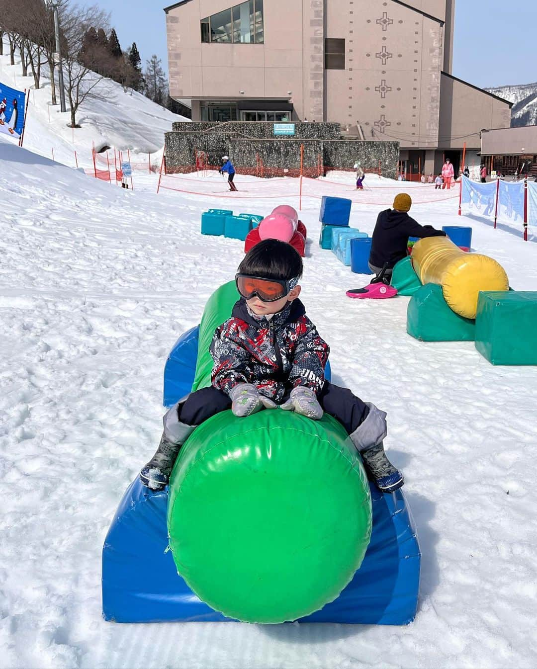 大橋夏菜さんのインスタグラム写真 - (大橋夏菜Instagram)「先週、 息子もわたしも初めての雪山へ🏔  ３月のスキー場がこんなに暖かいとは☀️  わたしは病み上がりの為、 息子の雪遊び相手に徹したけど、すごく楽しかった✨ 息子は初めての雪遊び！ ソリ🛷よりも雪だるま作ったり、雪でおままごとが楽しかったらしい。  次は一緒にスキーデビューしようね⛷✨ ※わたしはスキーもスノボもしたことない。笑  #新潟 #越後湯沢 #初めてのスキー場 #雪遊びデビュー」3月14日 14時58分 - kana817_ohashi