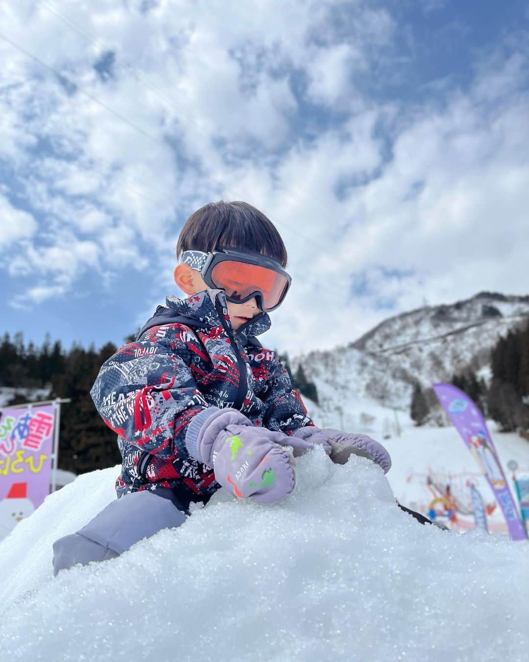 大橋夏菜さんのインスタグラム写真 - (大橋夏菜Instagram)「先週、 息子もわたしも初めての雪山へ🏔  ３月のスキー場がこんなに暖かいとは☀️  わたしは病み上がりの為、 息子の雪遊び相手に徹したけど、すごく楽しかった✨ 息子は初めての雪遊び！ ソリ🛷よりも雪だるま作ったり、雪でおままごとが楽しかったらしい。  次は一緒にスキーデビューしようね⛷✨ ※わたしはスキーもスノボもしたことない。笑  #新潟 #越後湯沢 #初めてのスキー場 #雪遊びデビュー」3月14日 14時58分 - kana817_ohashi