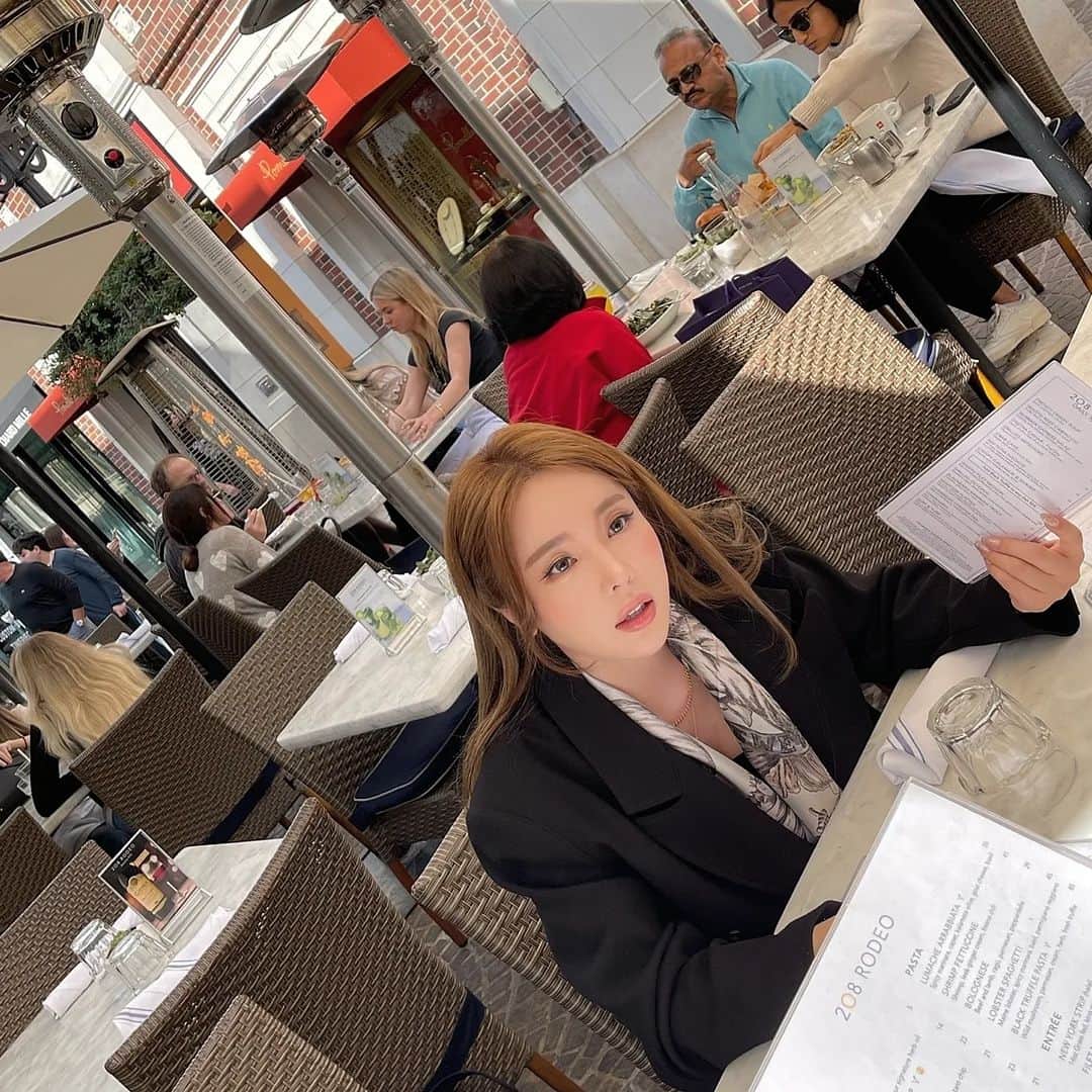 ホン・ジニョンのインスタグラム：「가는곳이 그냥 #포토존📷 #LA」