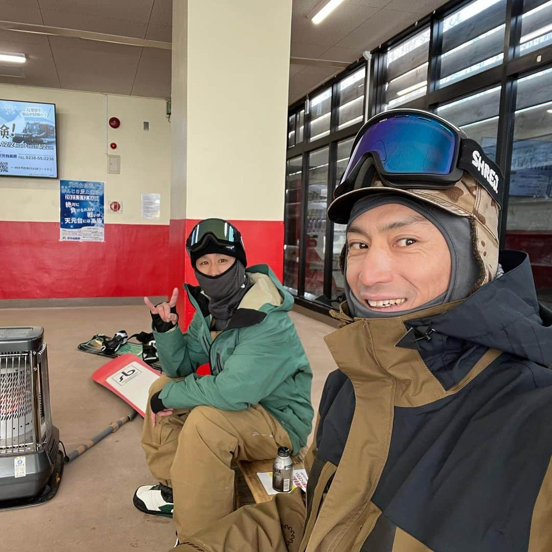 伊勢谷友介さんのインスタグラム写真 - (伊勢谷友介Instagram)「鳥海山から帰り、憧れのプロボーダー布施忠様が「松ちゃん達と天元台行くけど、来る？」と言うお声がけをもらい、鳥海山でガタガタになった体を引きずって、行きたかった忠君のホームへ！ 　そして、こんな崖の上に出て布施忠の滑りを撮ったのだけど、、、凝視し過ぎて大事なところが撮れてない！松崎さんが取ってるのを知ってたので、映像をお借りしました💦ついでに僕のドロップも。いやぁ、忠君の滑りを見てると絶対に越えられない壁を感じる。それが僕は嬉しい😆 　その日も天気は良かったのでパウダーは無いだろうと踏んでましたが、そこはホームの布施忠コーディネートで夕方まで最高の雪とエキサイティングな壁にご飯をスキップして遊びました！ 流石過ぎるぞ布施忠🌞 そして、名古屋、長野、千葉から集まった、松崎さんとその盟友のアーサー君、白馬の神ヤス君、一緒に滑ってくれてありがとう！！！ #tadashifuse  #fuseworks #customproduce  #capita #springbreak #powderracer  #union #deeluxe  #deeluxeboots #shred #playdesign」3月14日 15時06分 - iseya_yusuke