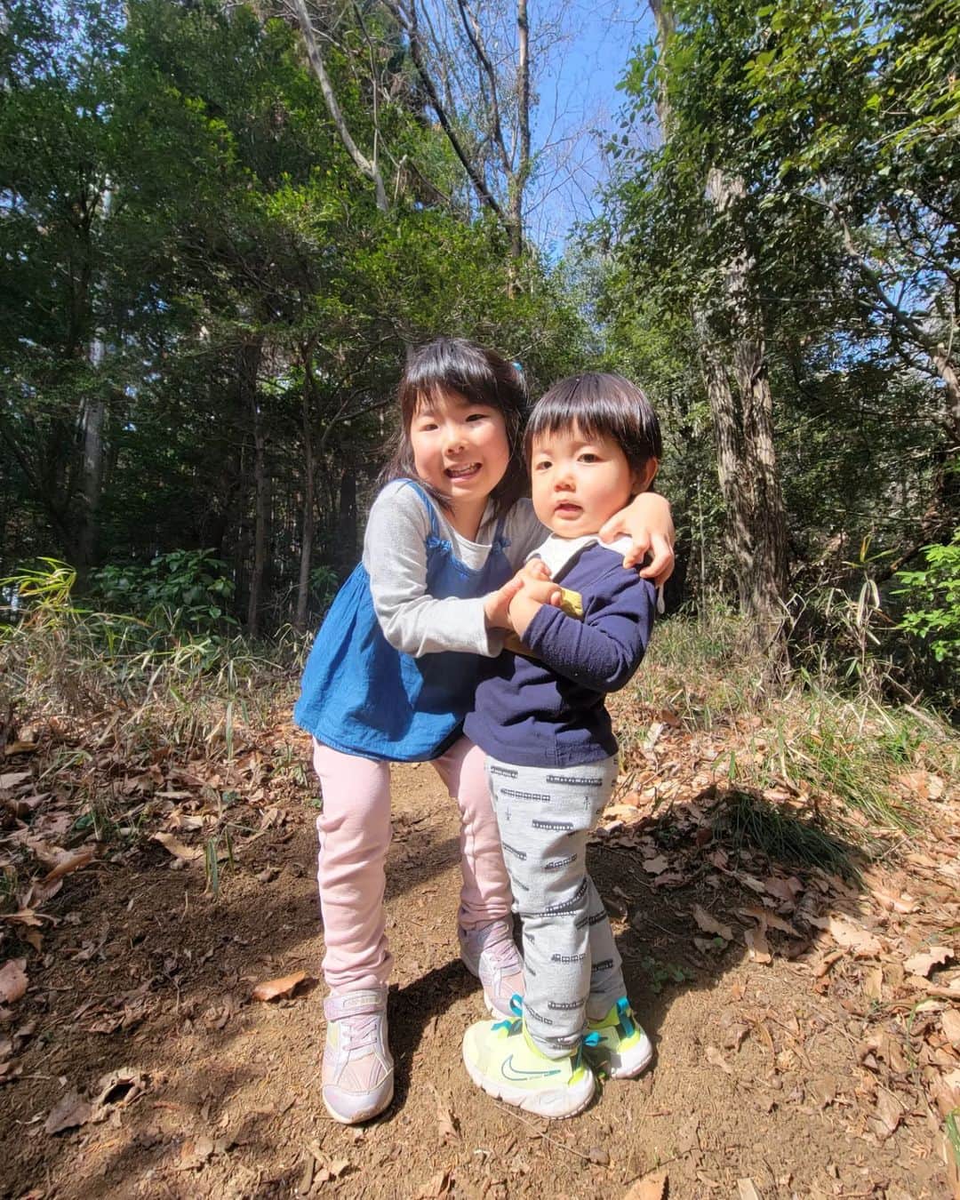 永里亜紗乃のインスタグラム：「ケンカする程仲がいい🧐⁡ ⁡あっという間に大きくなるな〜🥺⁡ ⁡#姉弟 #3歳差育児 #山登り #4歳 #1歳 #成長記録」