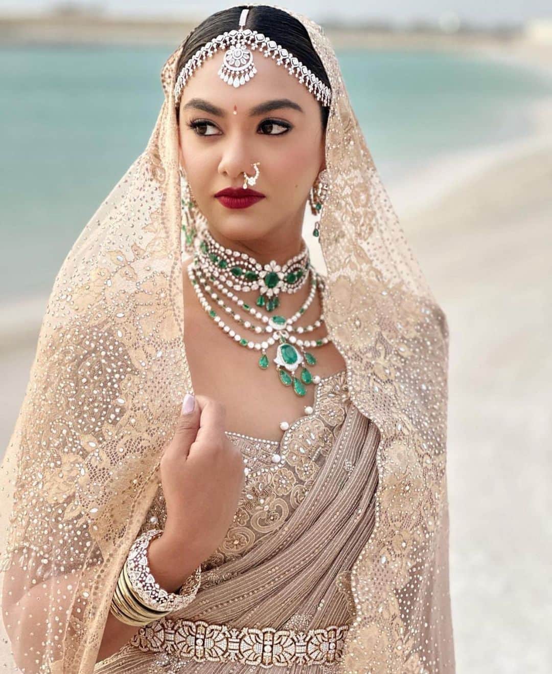 のインスタグラム：「What a dream 😍🥰😍.. this @namratasoni bride is an ethereal vision to behold ♥️   #indianstreetfashion @indianstreetfashion #indianwedding #weddings #wedding #weddingsofinstagram #instawedding  #bridesofindia #bridesofinstagram #indianbridaloutfit #bridaloutfit #weddinglook  #bridestyle #jewellery #weddinginspo #weddingplanner #weddingblogger #couture #weddingjewellery #stylefile #bridalbeauty #weddingseason #indiandesigner #indianfashion」