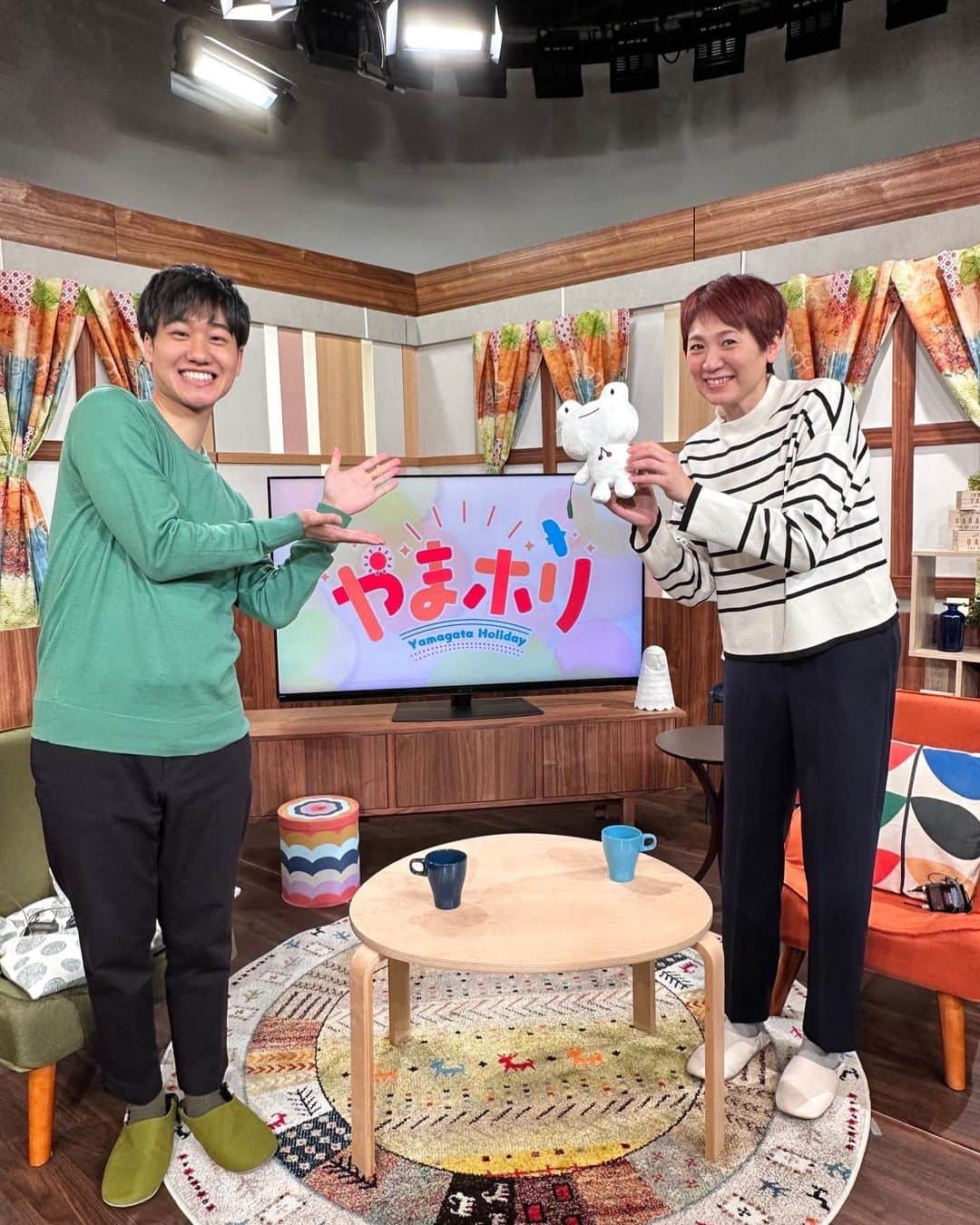 高橋みゆきのインスタグラム：「先日今年度最後のやまホリ終わりました🎶初のMC🙏1年間あっという間に過ぎました💨次の1年もまだまだ色んな事にチャレンジしながら頑張りたいと思います❣️山形の皆さん土曜の朝はやまホリでのんびり楽しんで見て下さいね🥰 #やまホリ #NHK山形 #エンジョイホリデー　#2枚目は花粉と格闘中」