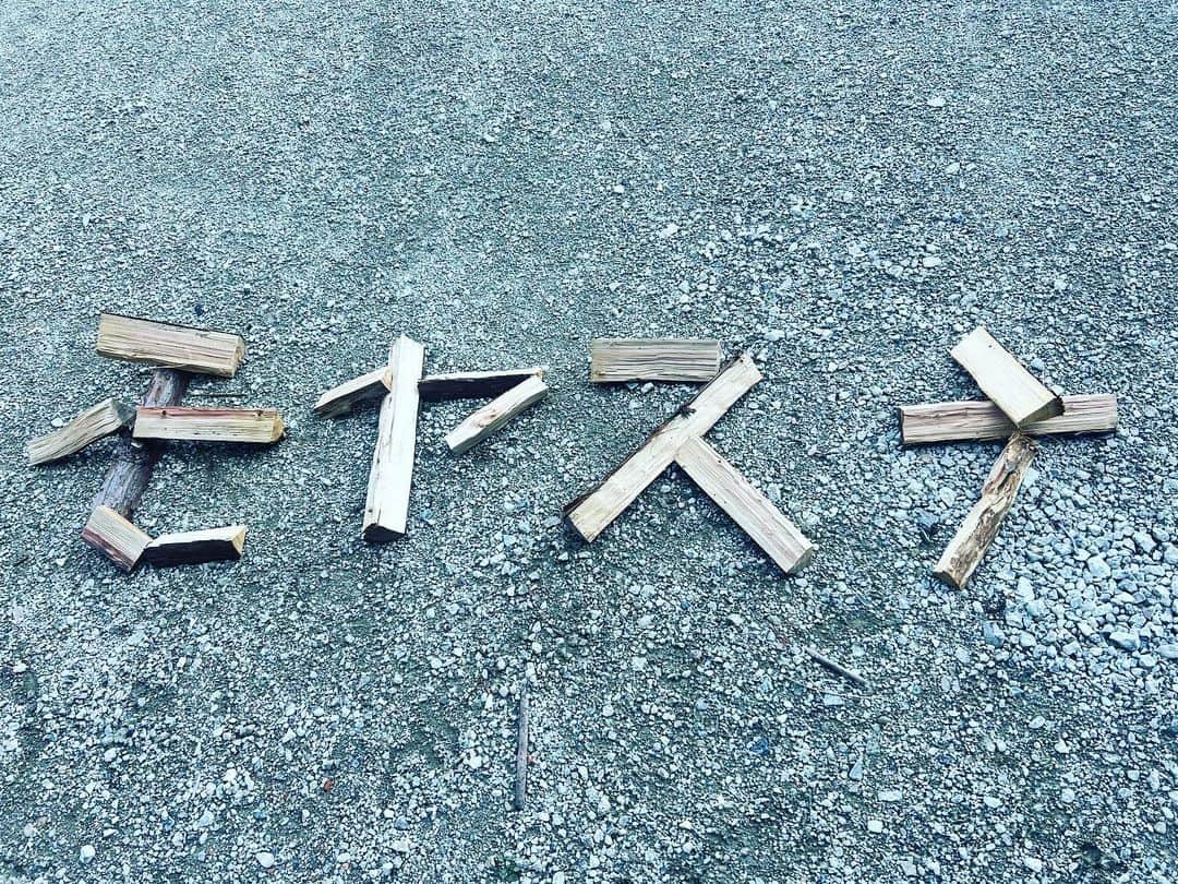 爆ノ介のインスタグラム：「先輩がバーベキューをしてくれたのでお礼に薪を綺麗に並べてあげたよ  #市川ハウス」