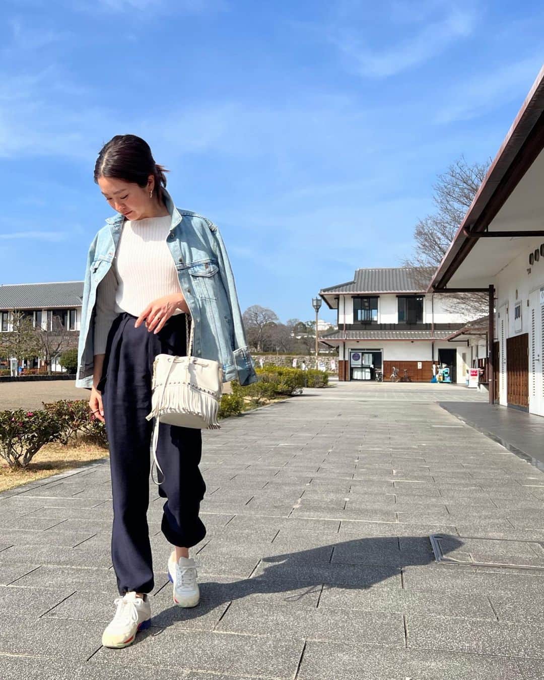のインスタグラム：「ポカポカ陽気だった週末の装い😎✌︎⭐︎ あちこち散策したから、ゆるっとな カーゴパンツが楽すぎて快適だった✌︎  #coordinate#wardrobe#outfit」