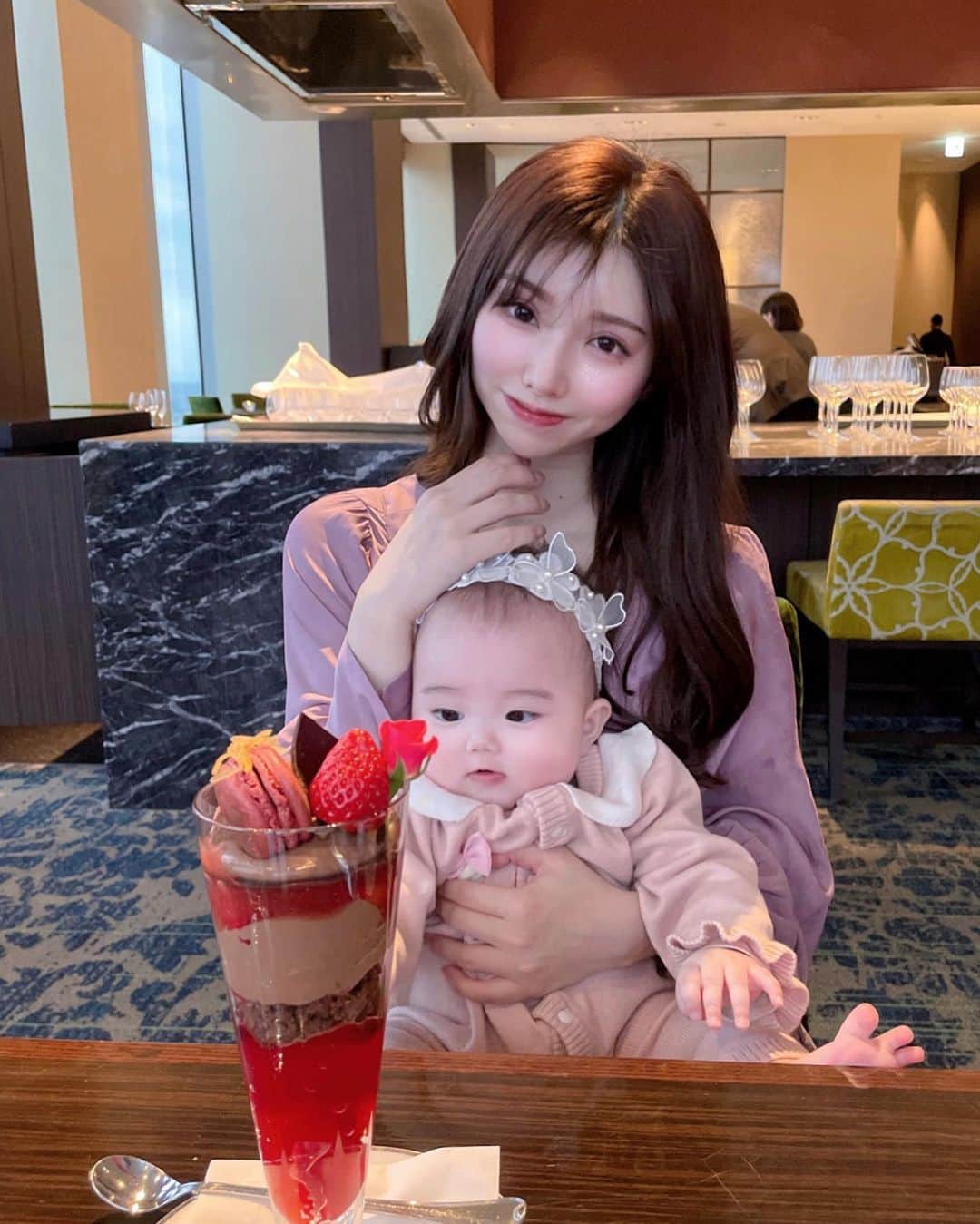 まりんのインスタグラム：「パフェを狙うりれいちゃん👶🏻💦 この後大変なことに...！笑 イチゴとチョコ美味しかった🍓🍫 特にチョコレートのムースの部分が美味しくて🥹🍫 本当はみうちゃんと行く予定だったの🥲 明日アフタヌーンへ🥹💓🫖 楽しみ🫶🏻  #仙台カフェ #カフェ巡り #baby」